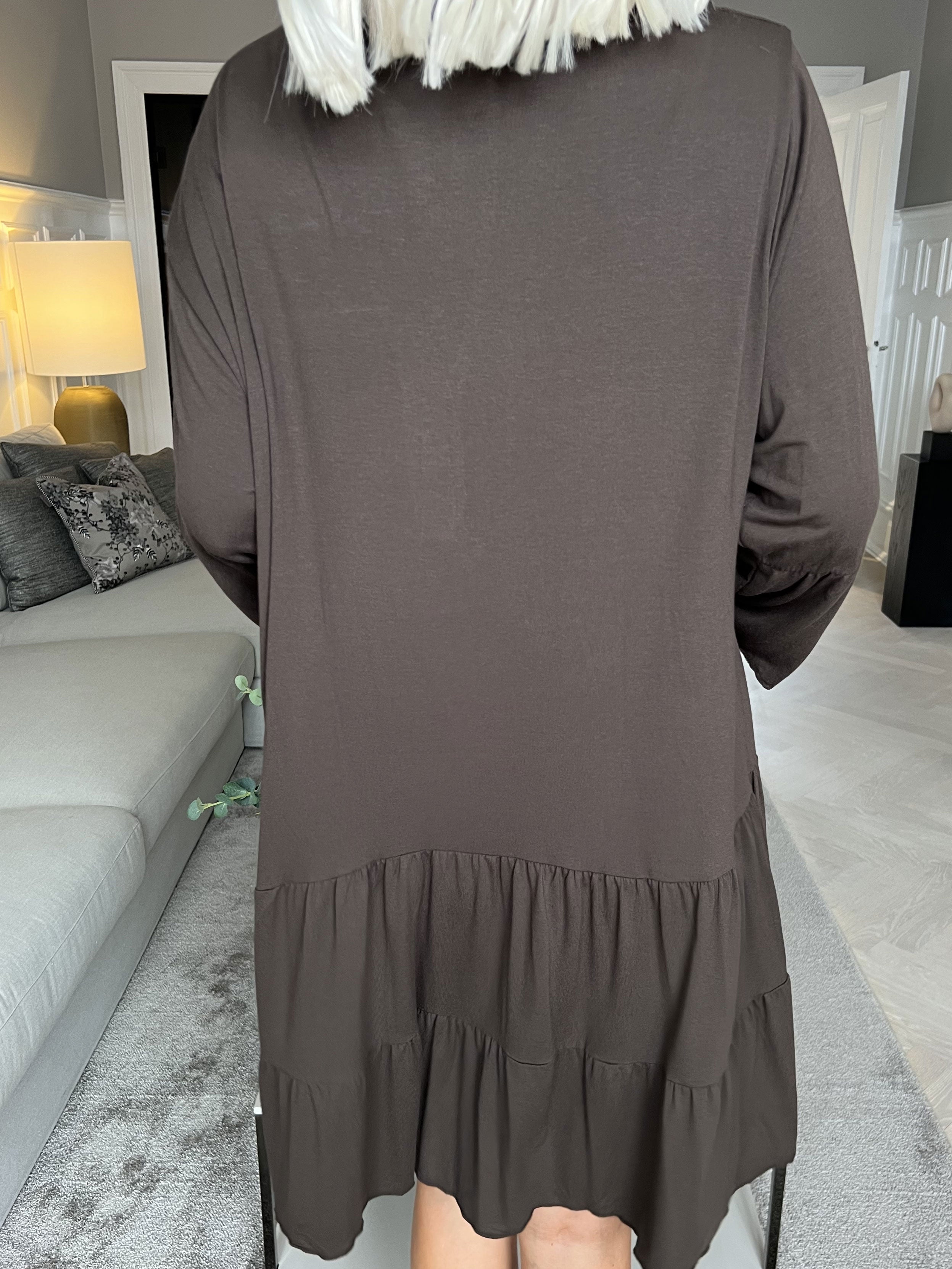 Pauline Plain - Klänning med v-ringning och liten volangkjol