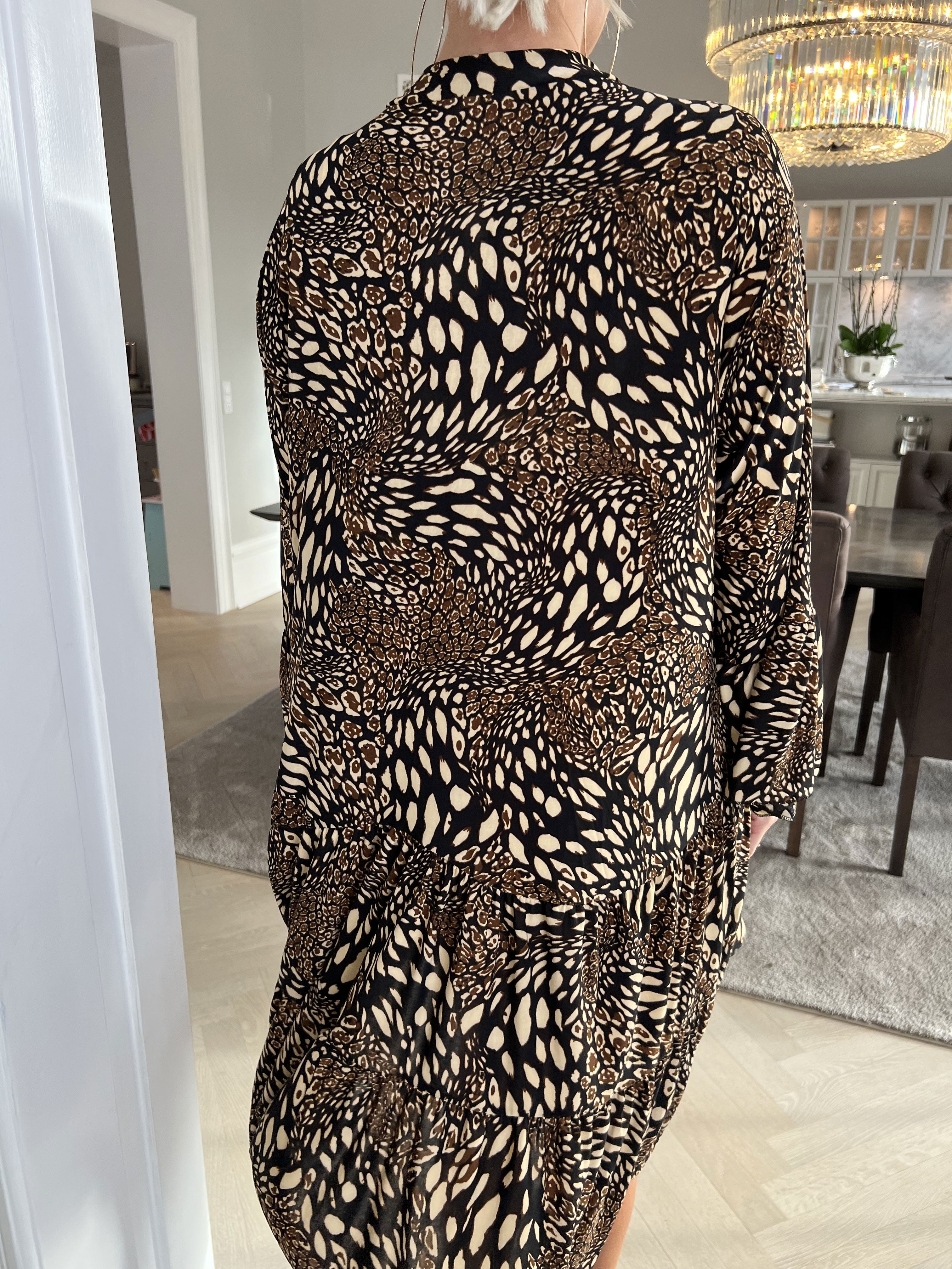 Pauline Pattern - Klänning med v-ringning och liten volangkjol