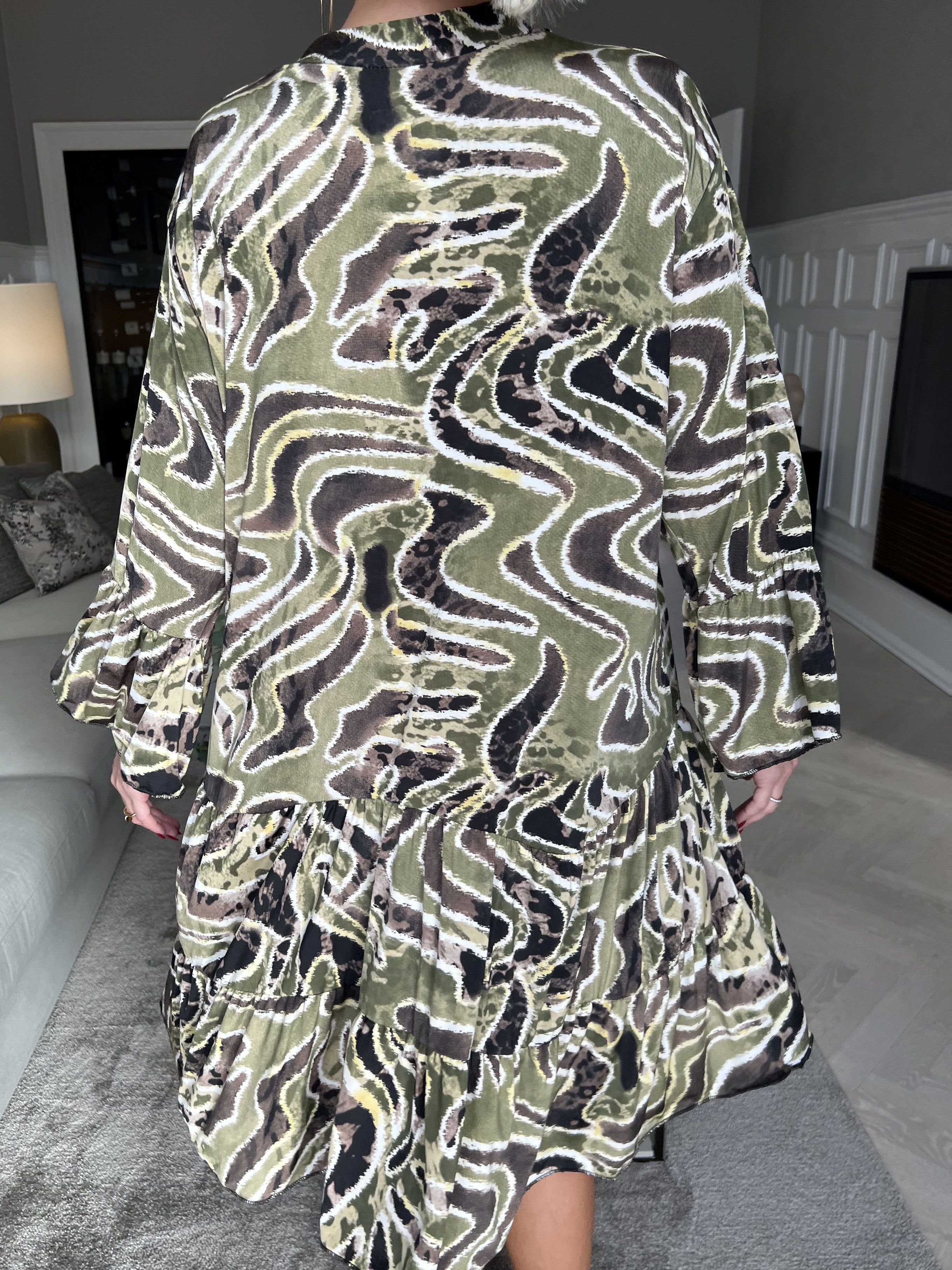 Pauline Pattern - Klänning med v-ringning och liten volangkjol