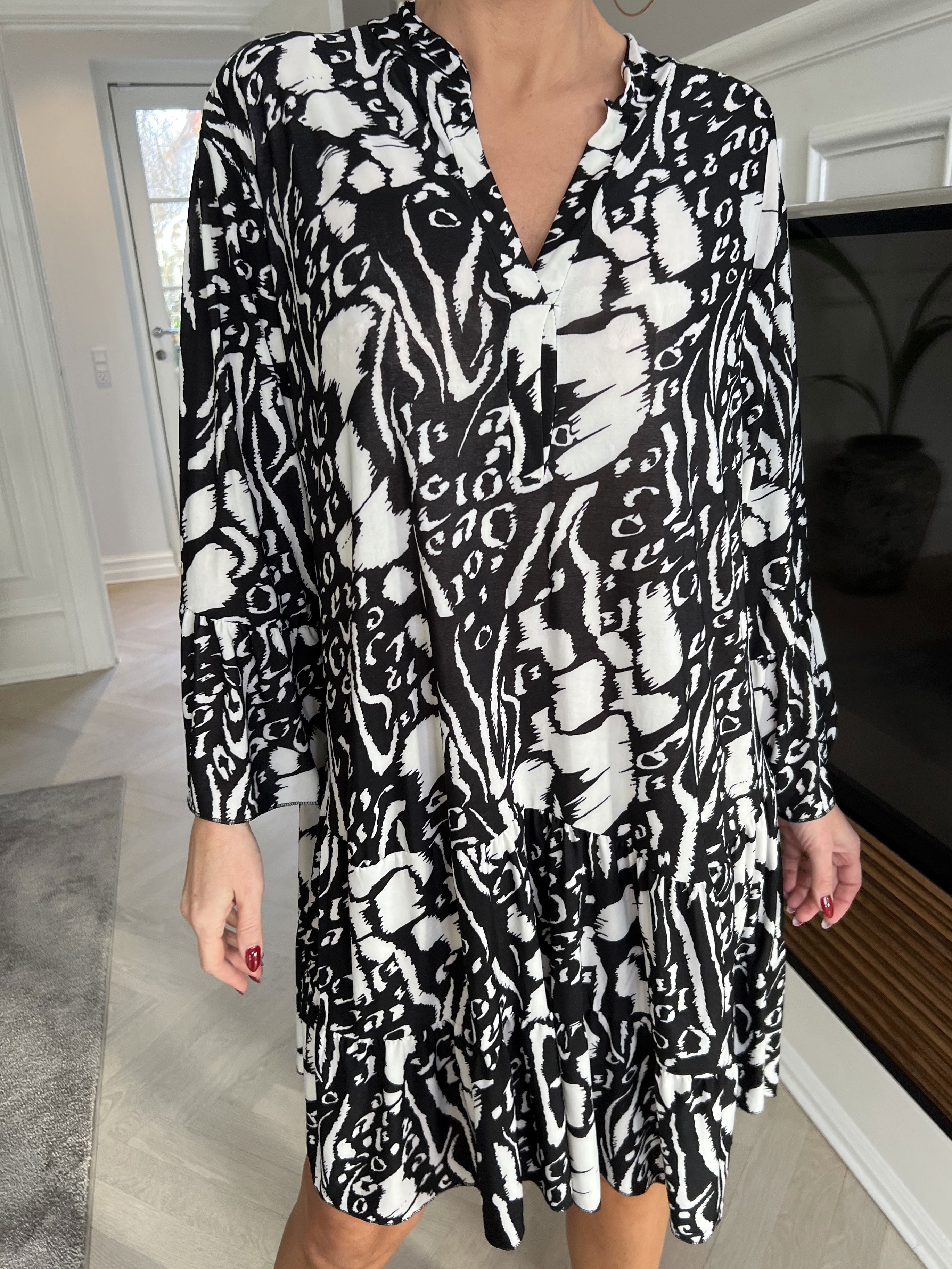 Pauline Pattern - Klänning med v-ringning och liten volangkjol - Brown