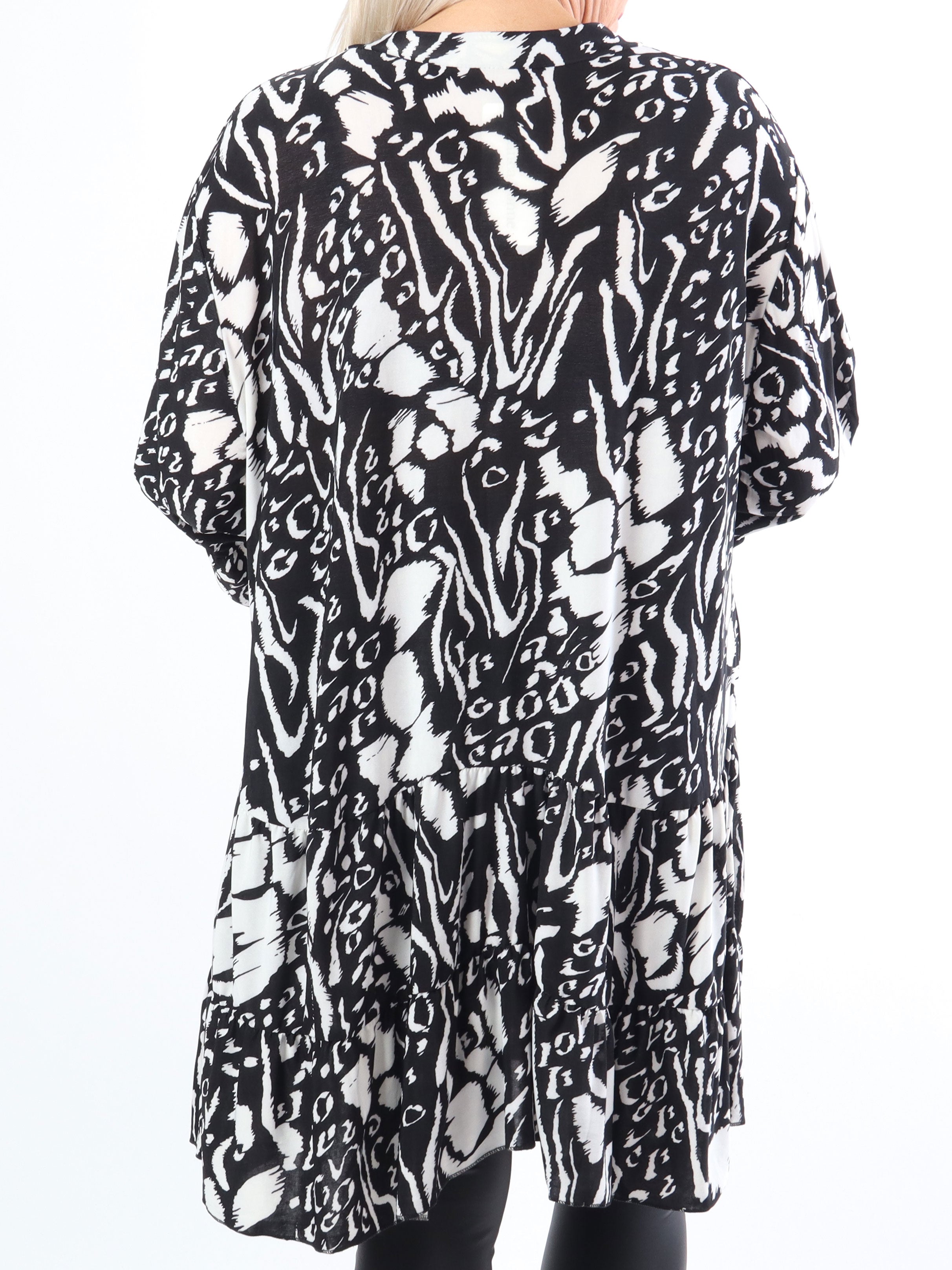 Pauline Pattern - Plus size klänning med v-ringning och liten volangkjol - Brown