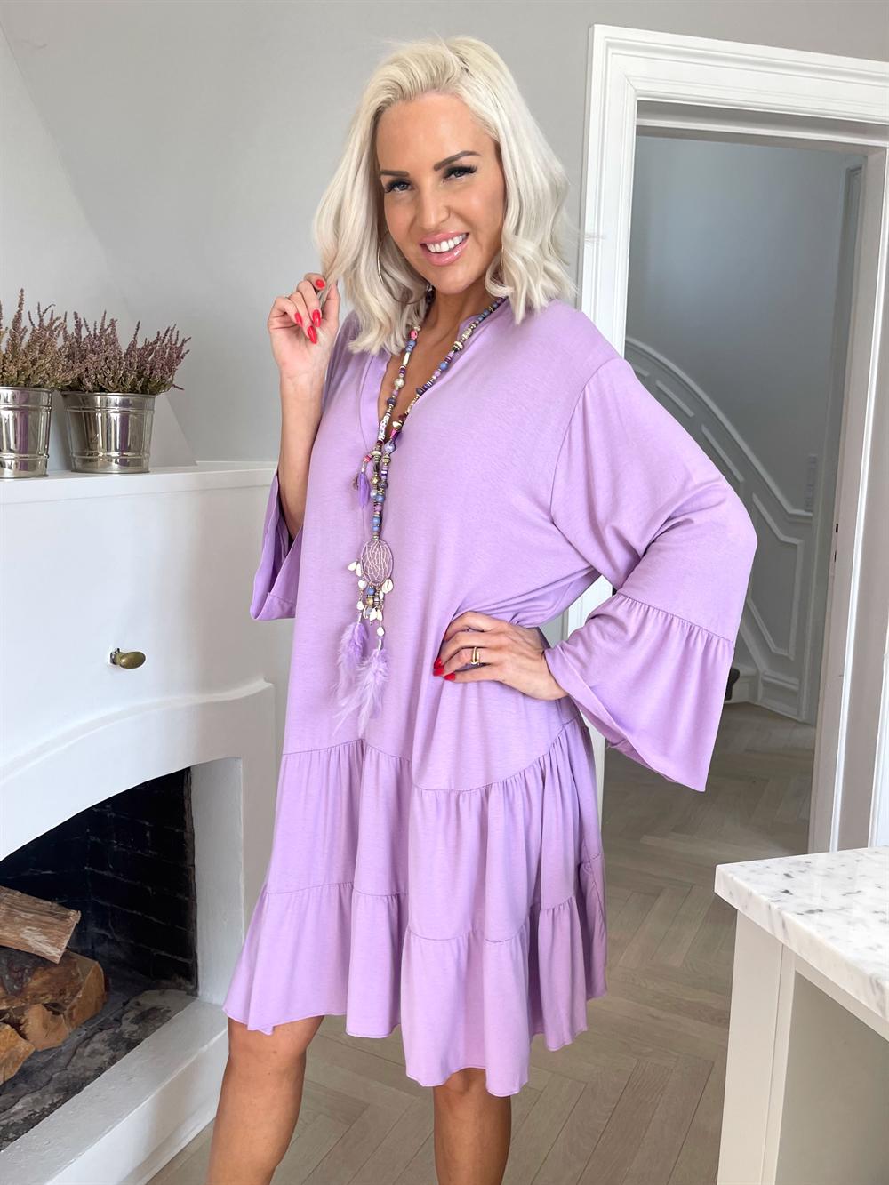 Pauline - Klänning med v-ringning och liten volangkjol