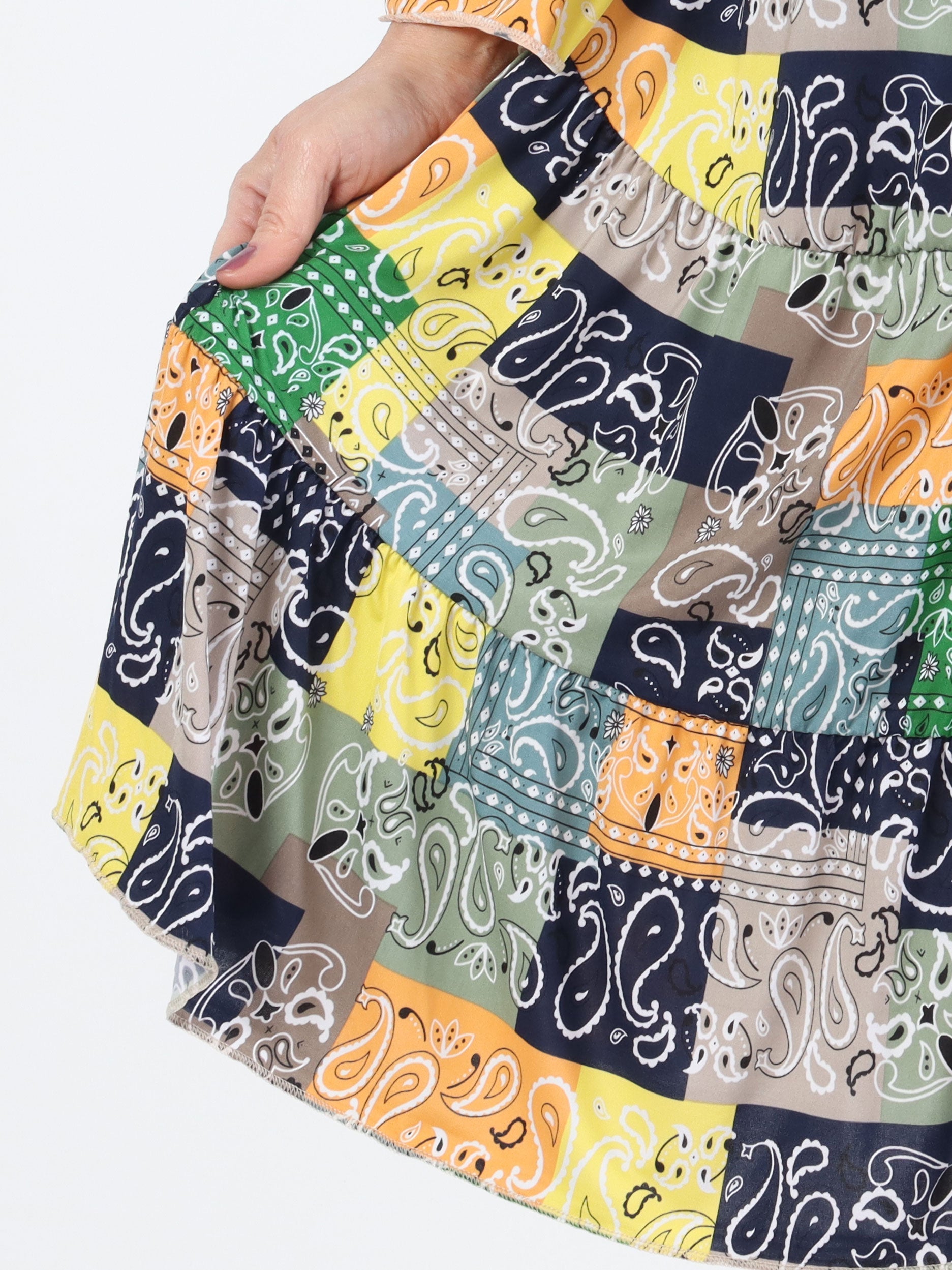 Pauline Paisley - Plus size klänning med v-ringning och liten volang kjol