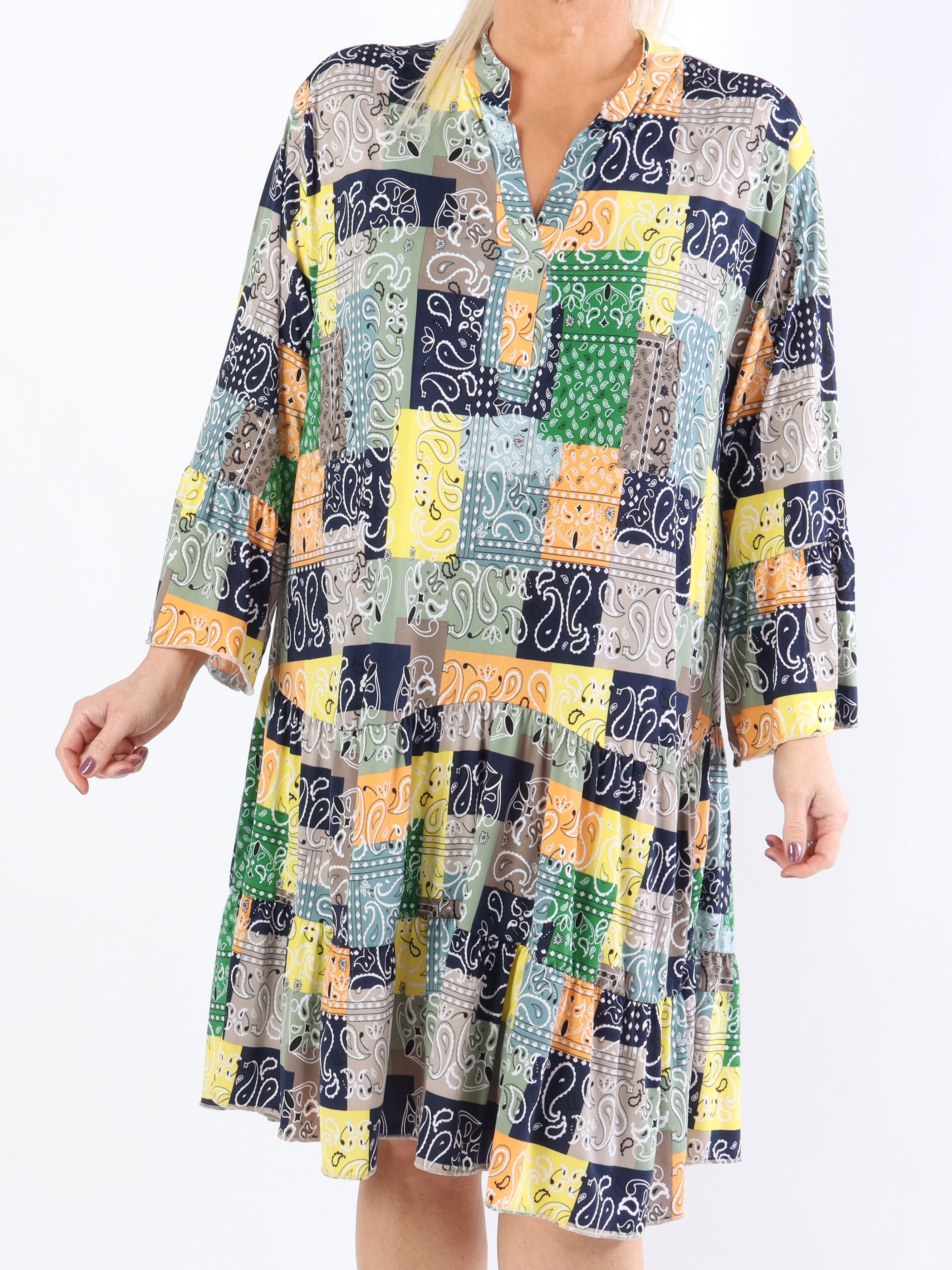 Pauline Paisley - Plus size klänning med v-ringning och liten volang kjol