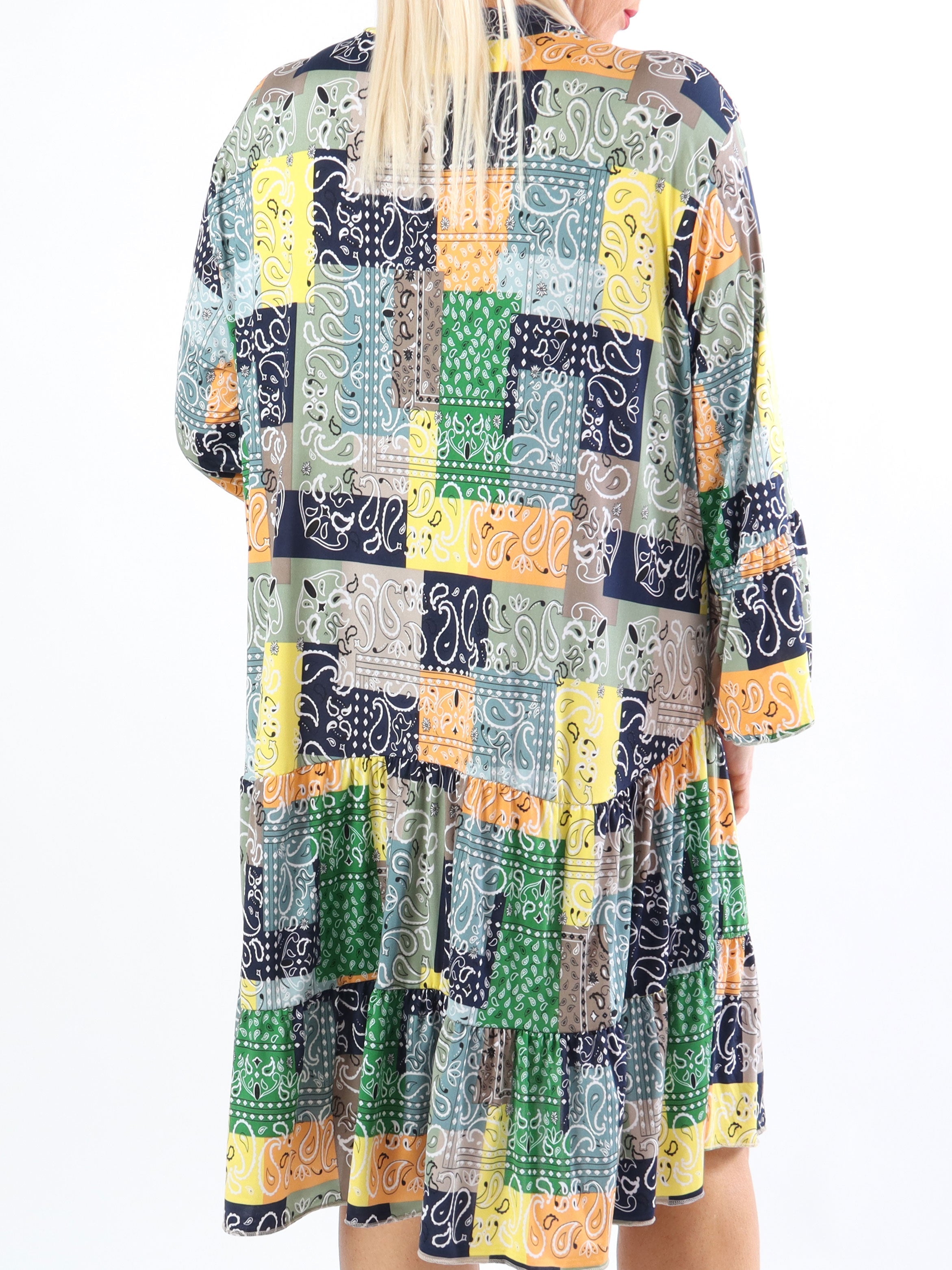 Pauline Paisley - Plus size klänning med v-ringning och liten volang kjol