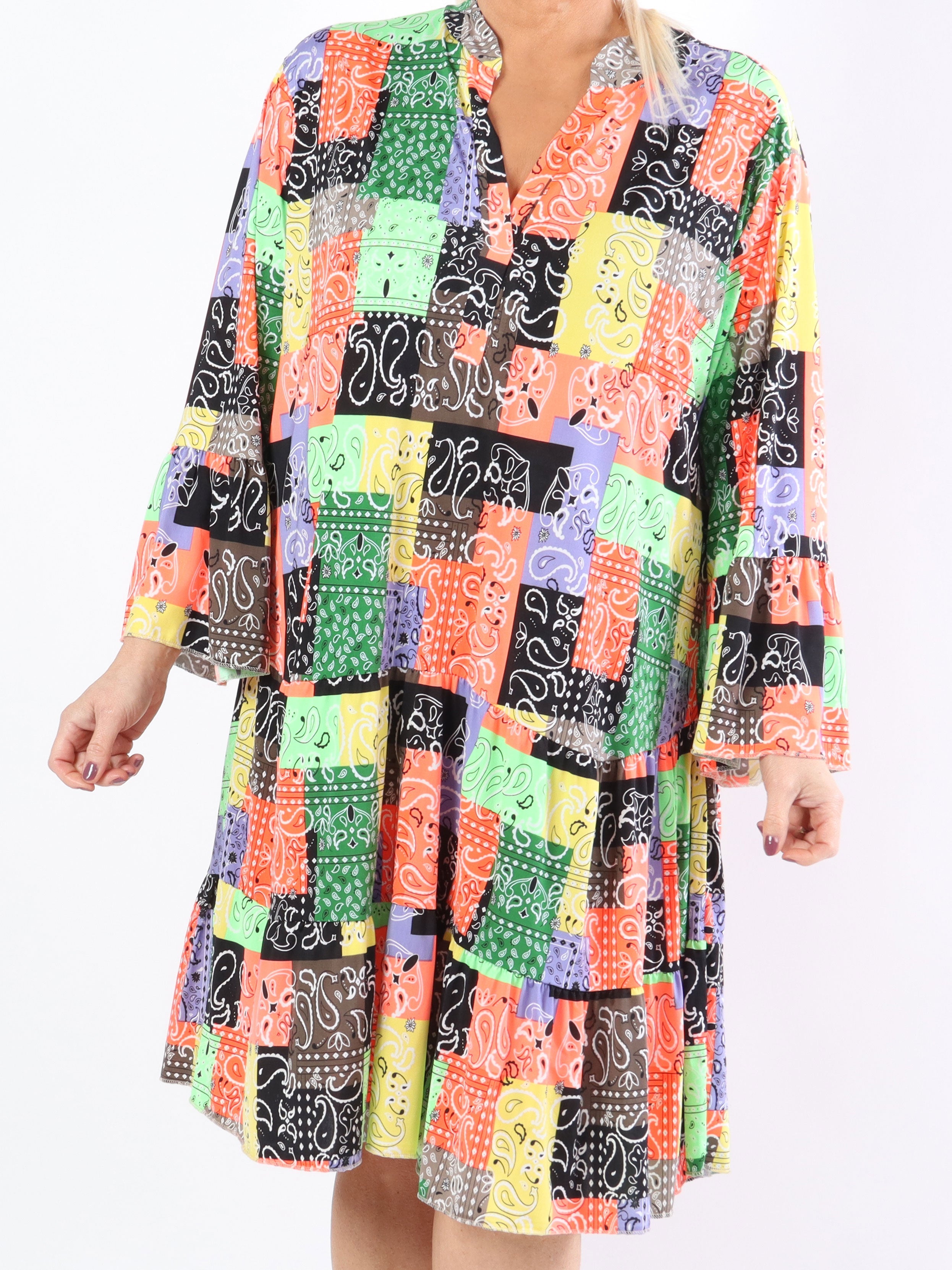 Pauline Paisley - Plus size klänning med v-ringning och liten volang kjol