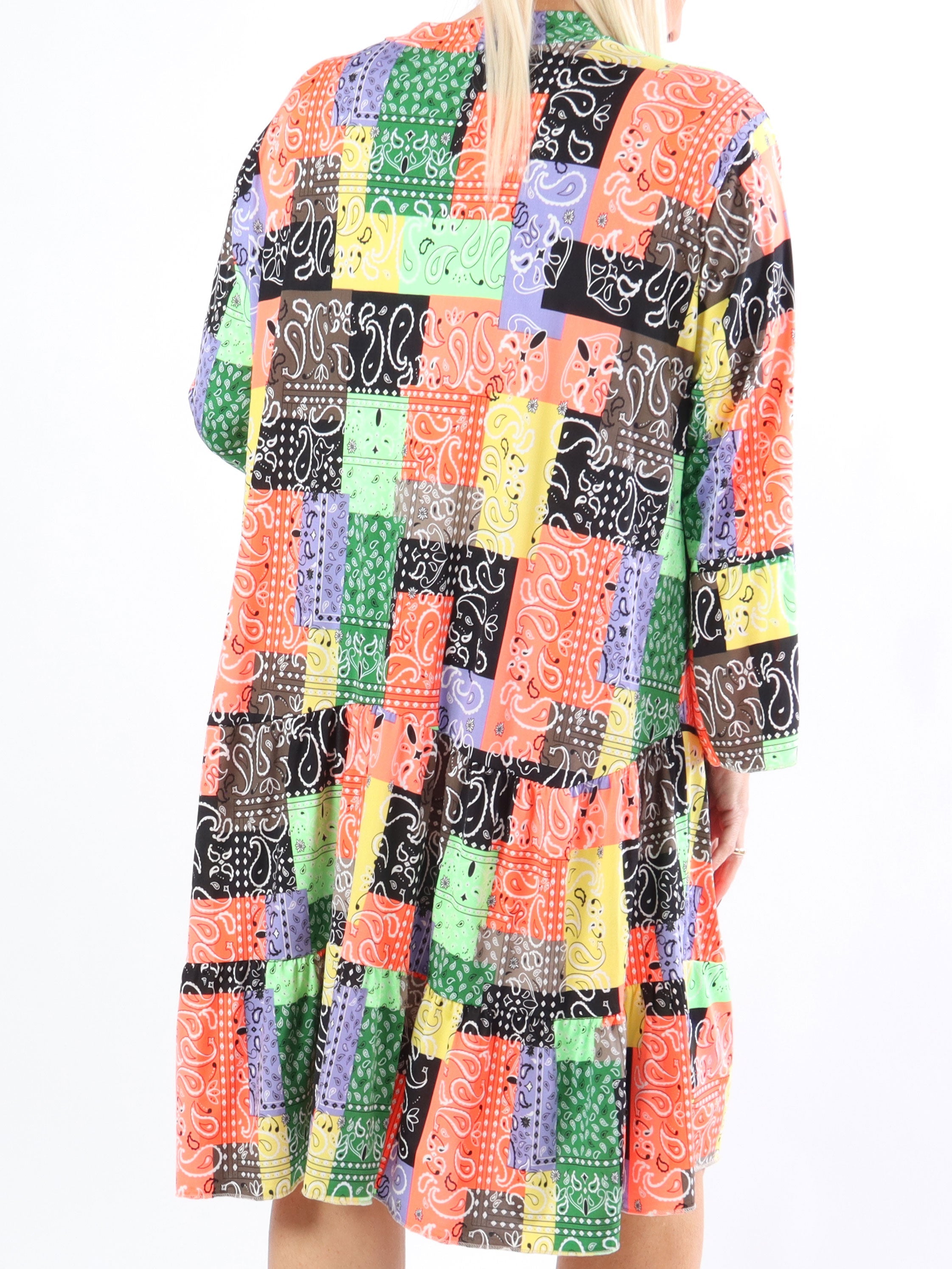 Pauline Paisley - Plus size klänning med v-ringning och liten volang kjol