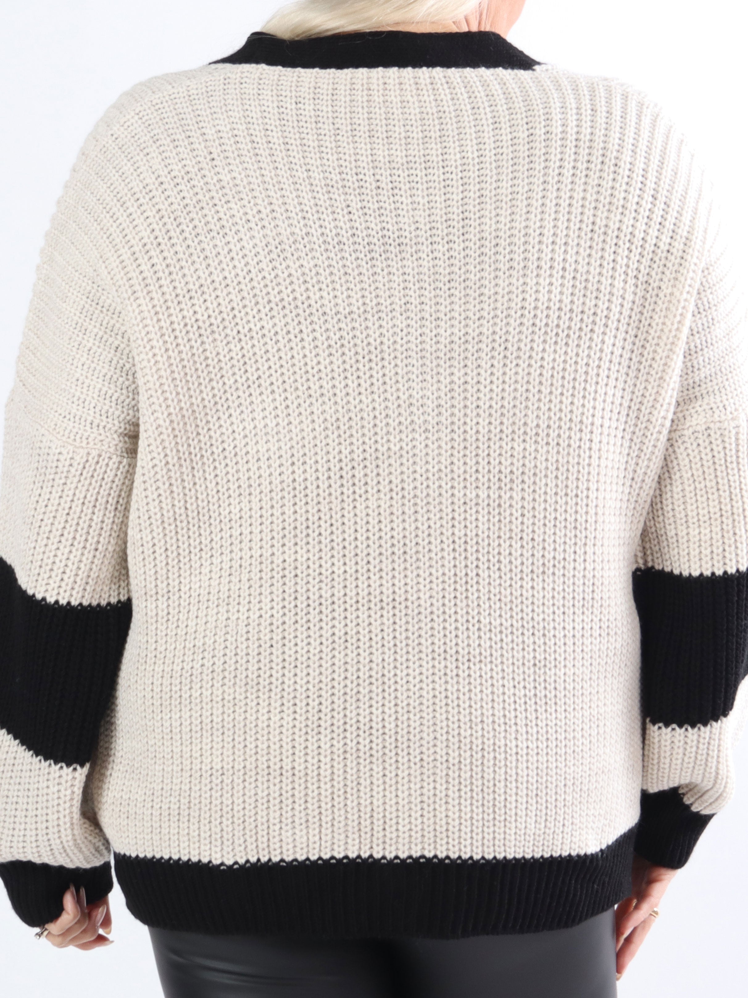 Pauline - Cool plus size kofta med bokstäver