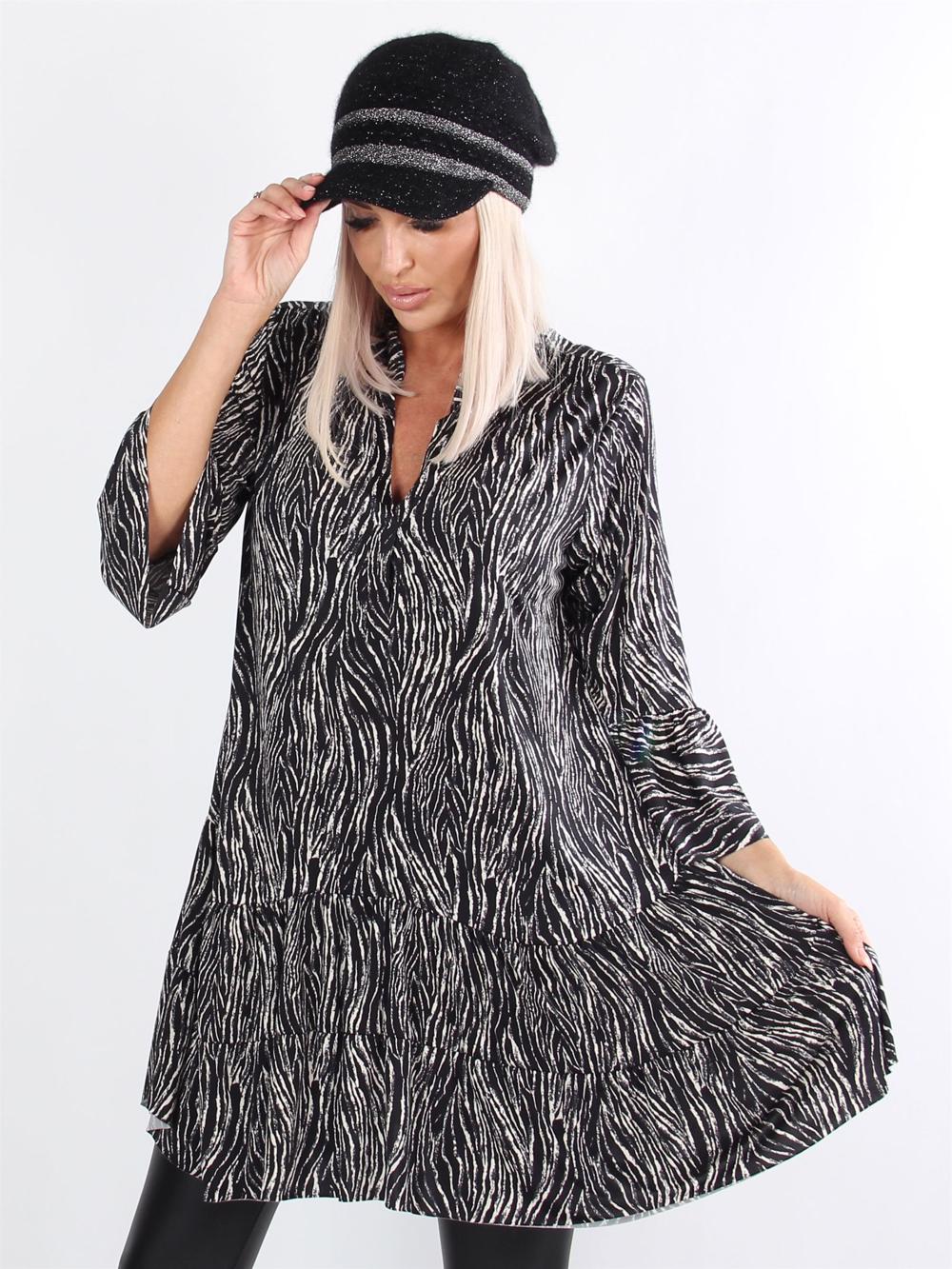 Pauline - Klänning med v-ringning och liten volangkjol