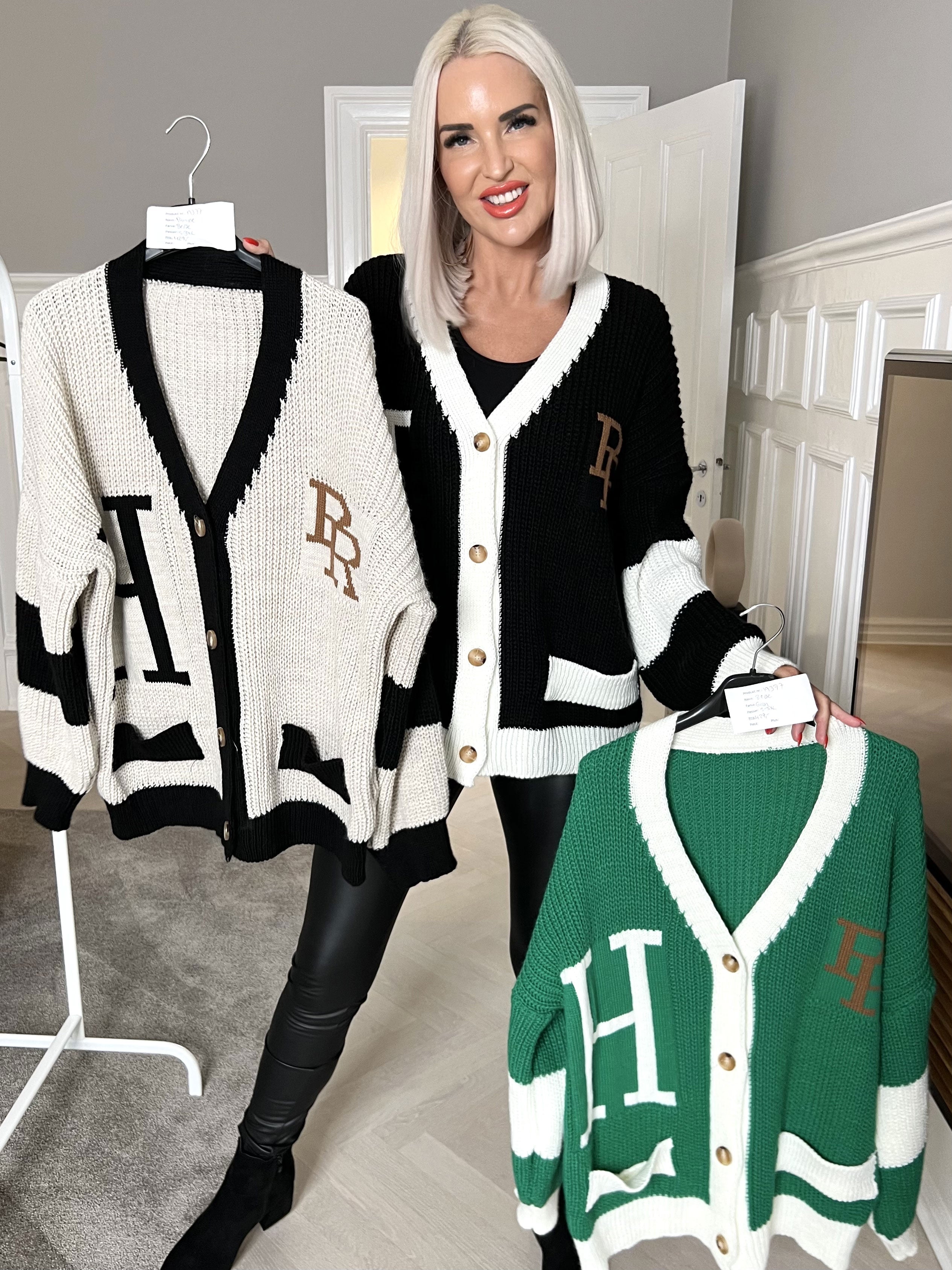 Pauline - Cool kofta med bokstäver