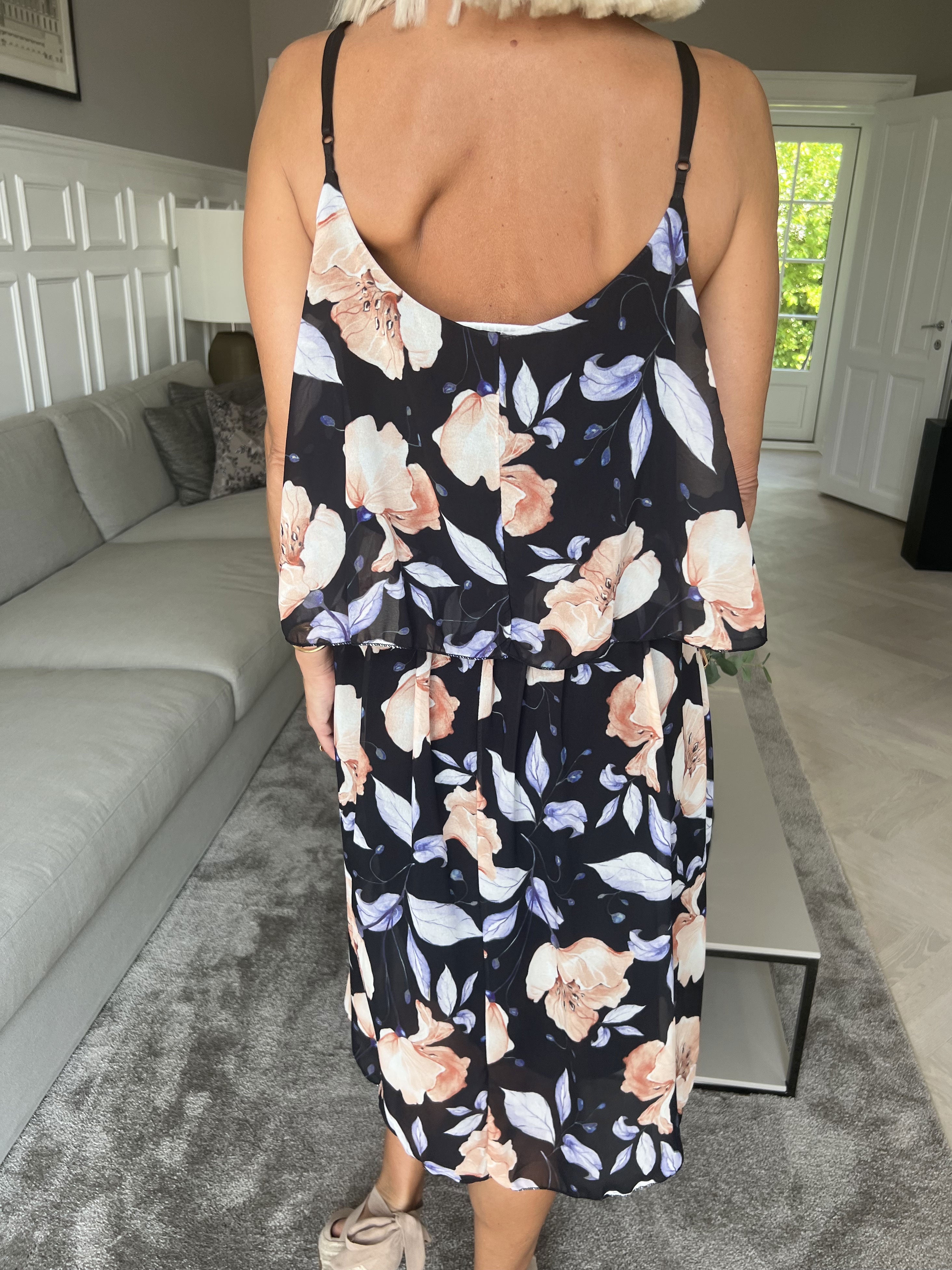 Pavo - Söt sommarklänning med yttre lager av chiffong