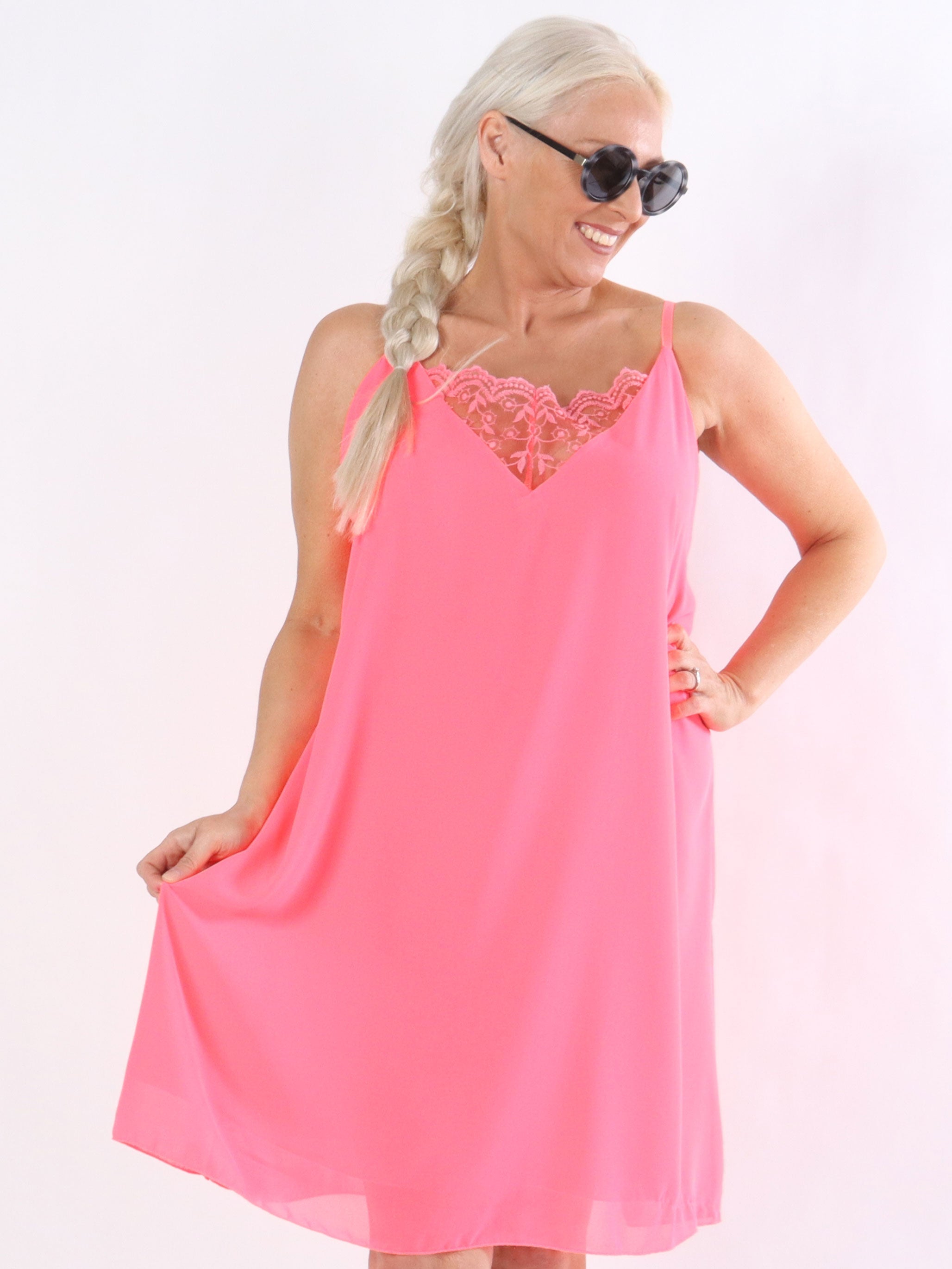 Perla - Klänning med spets och justerbara band