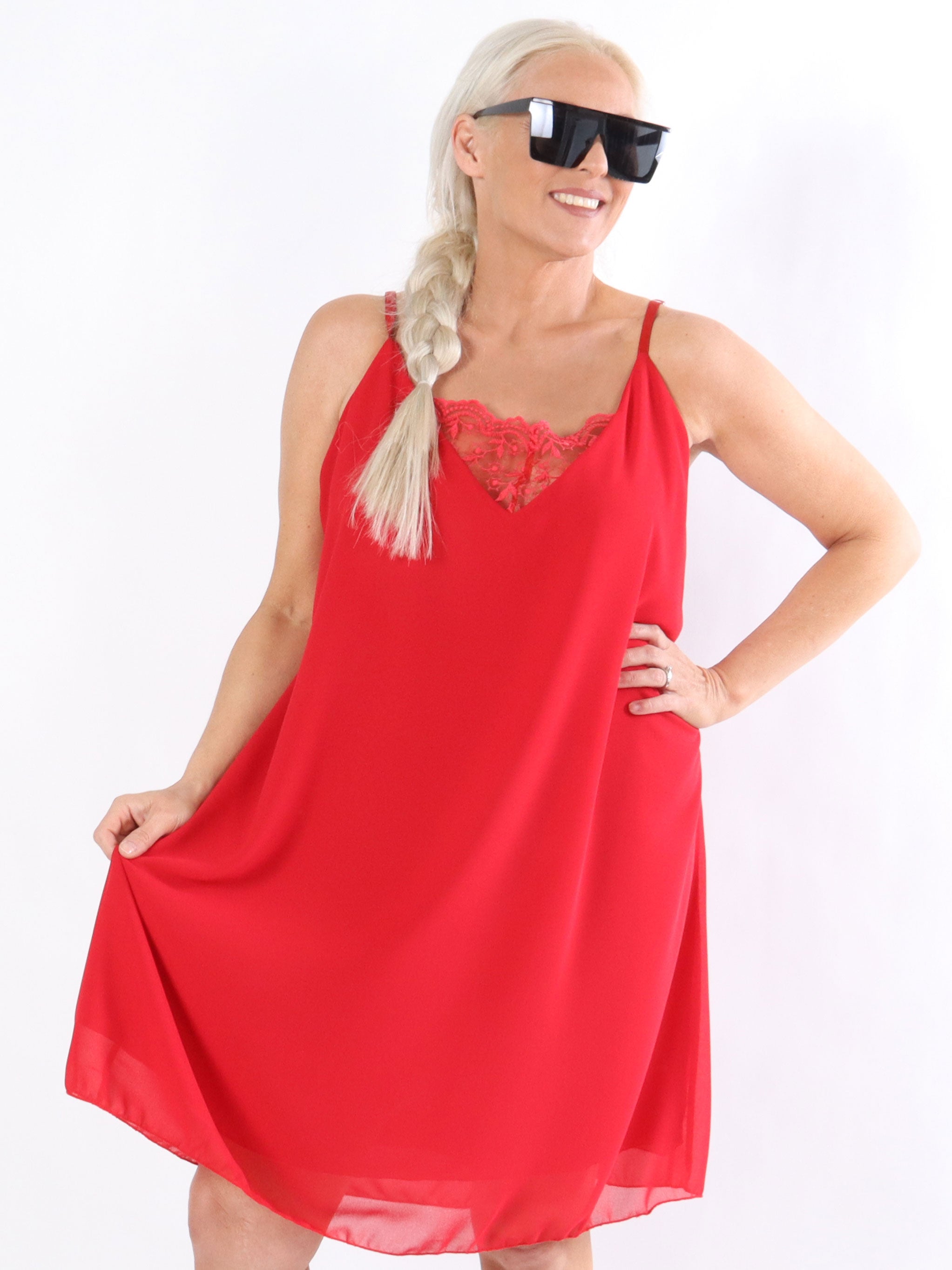 Perla - Klänning med spets och justerbara band