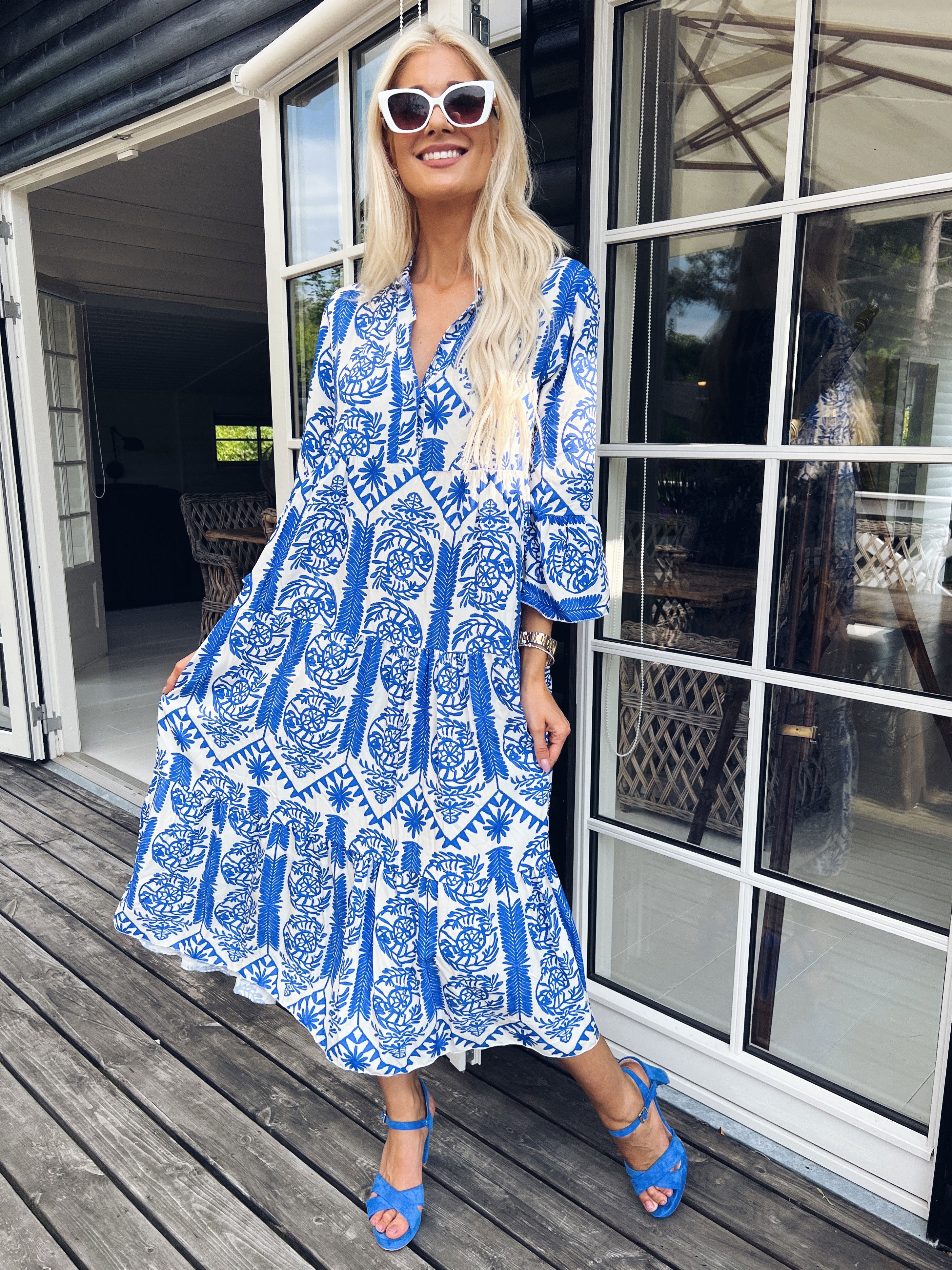 Petra - Lång vit viskosskjorta med färgat mönster - Blue