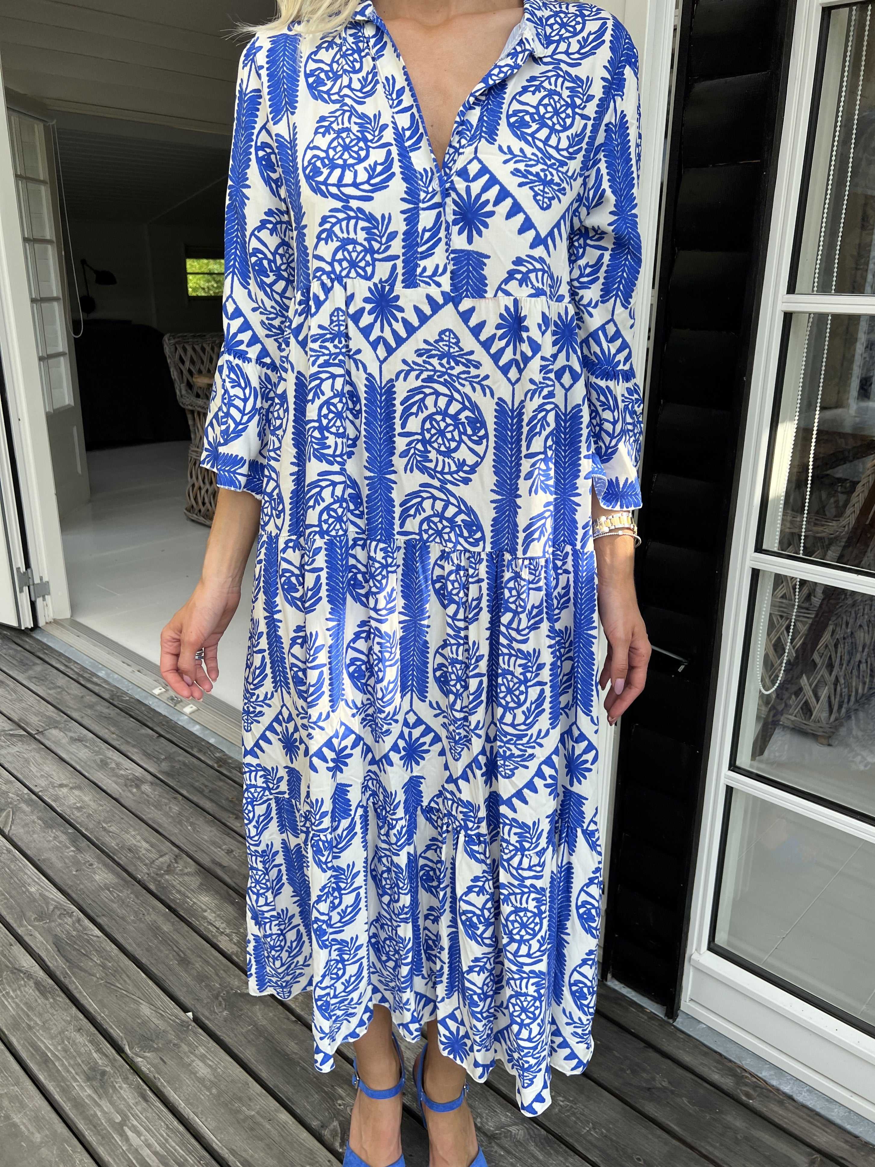 Petra - Lång vit viskosskjorta med färgat mönster - Pink