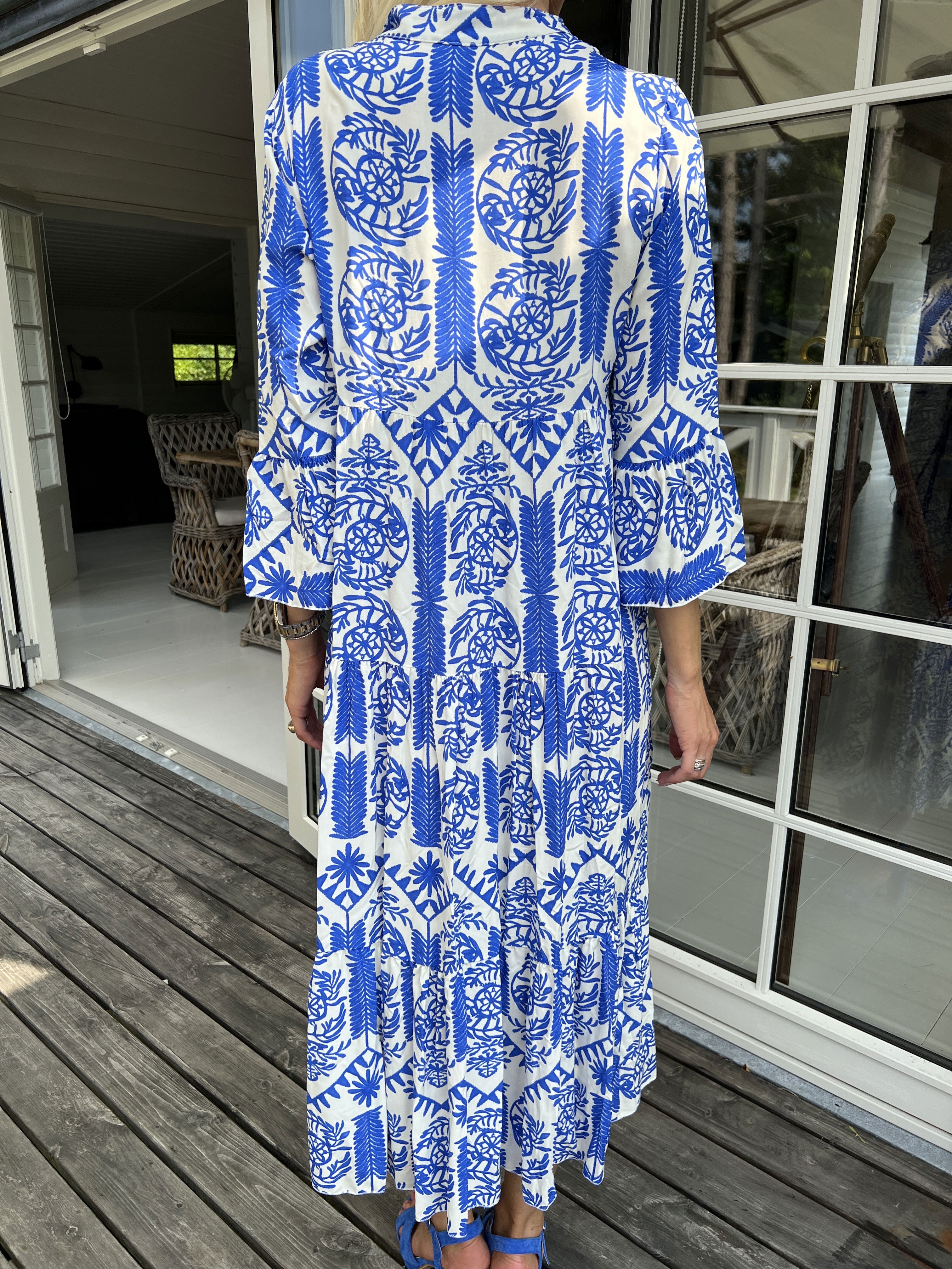 Petra - Lång vit viskosskjorta med färgat mönster - Orange