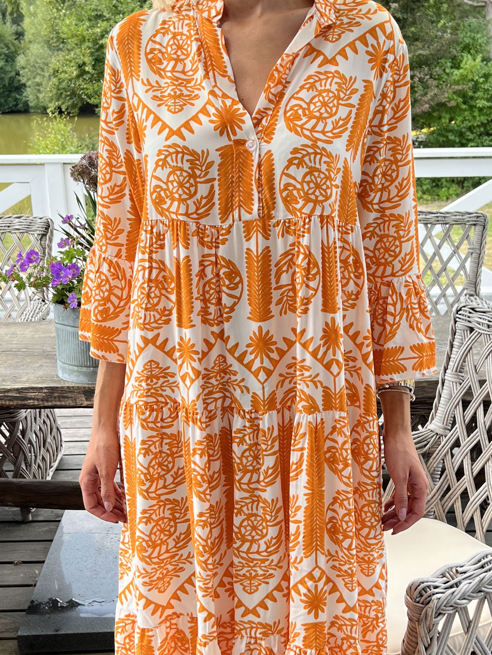 Petra - Lång vit viskosskjorta med färgat mönster