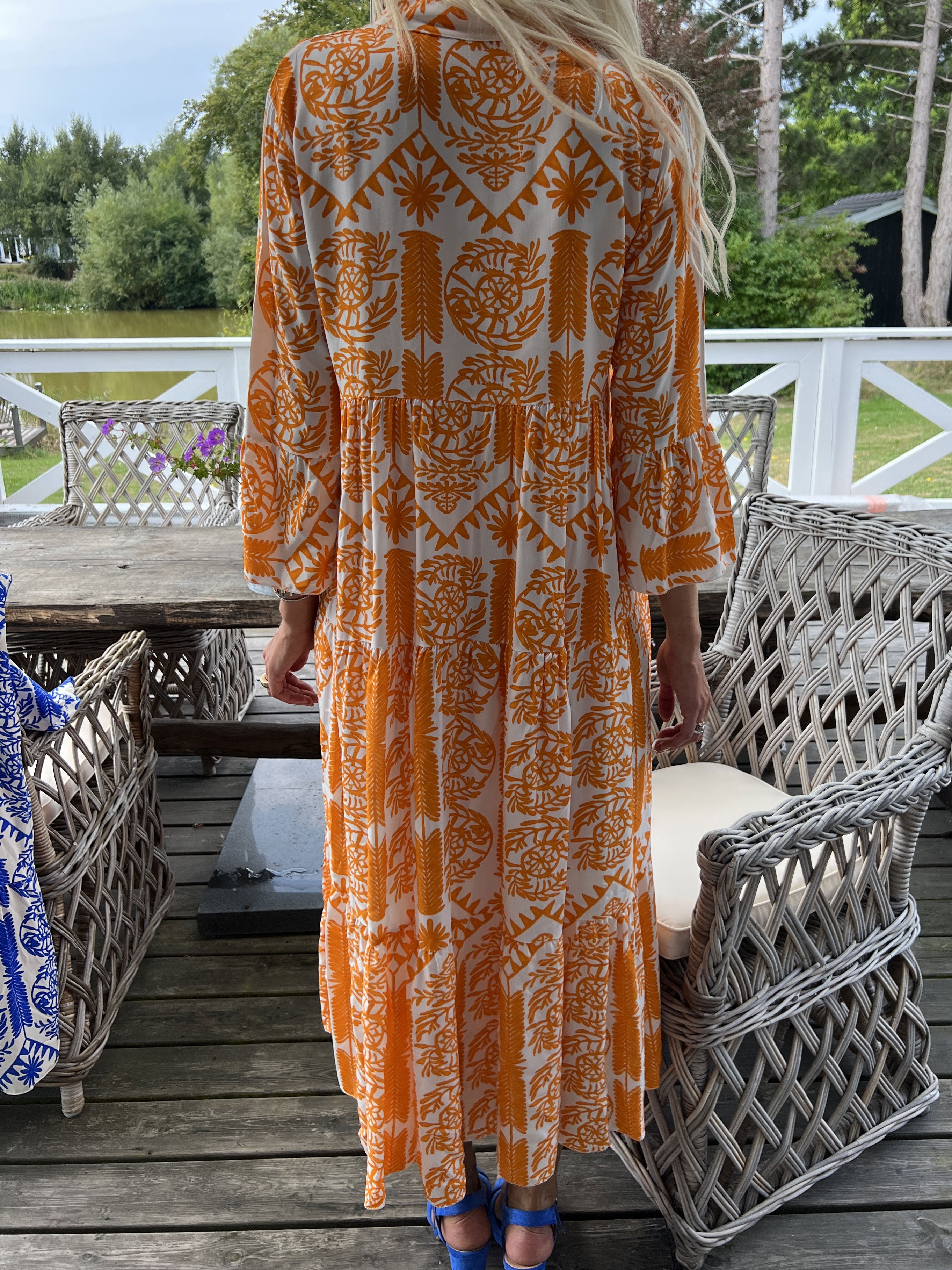 Petra - Lång vit viskosskjorta med färgat mönster