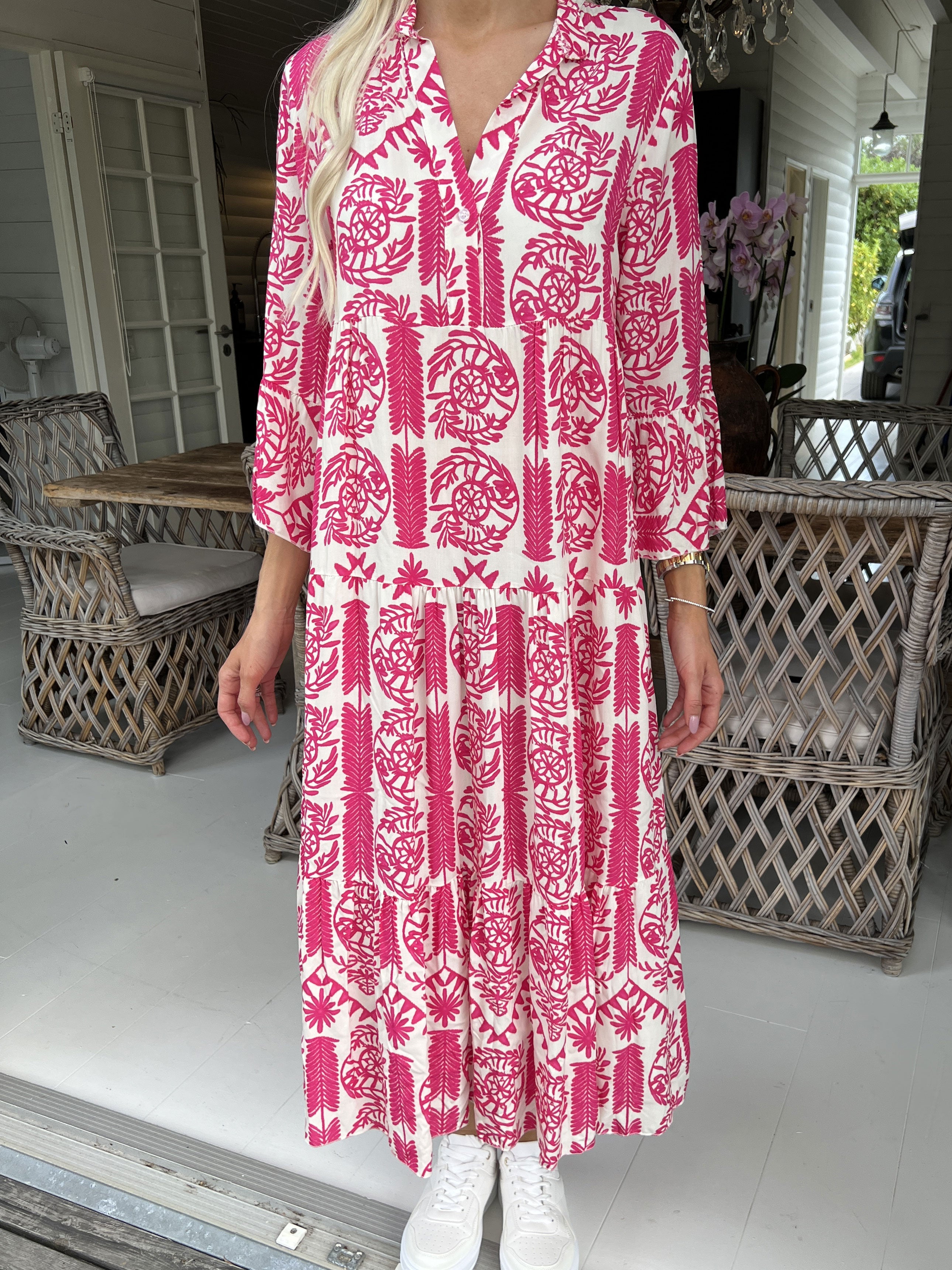 Petra - Lång vit viskosskjorta med färgat mönster