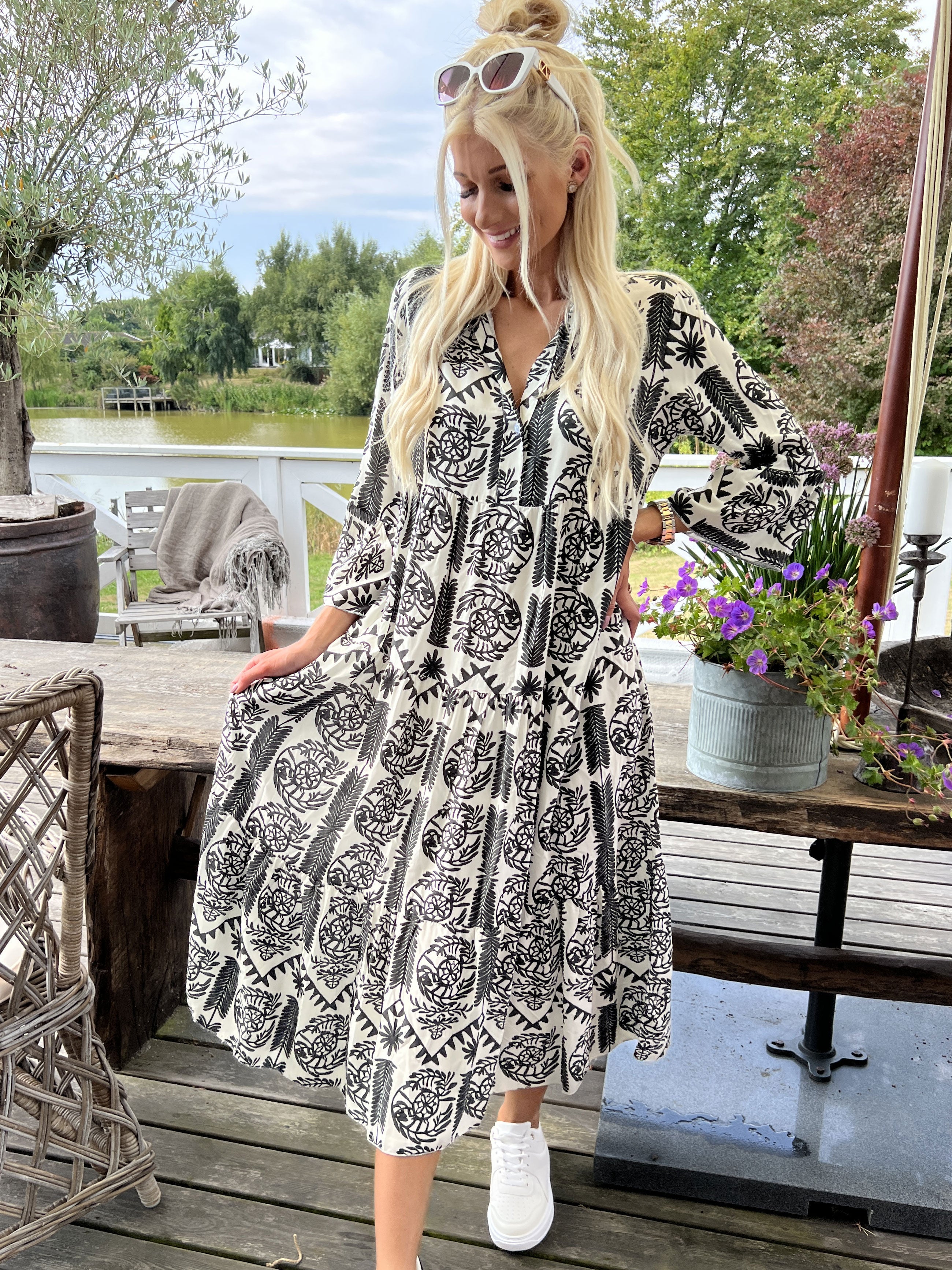 Petra - Lång vit viskosskjorta med färgat mönster