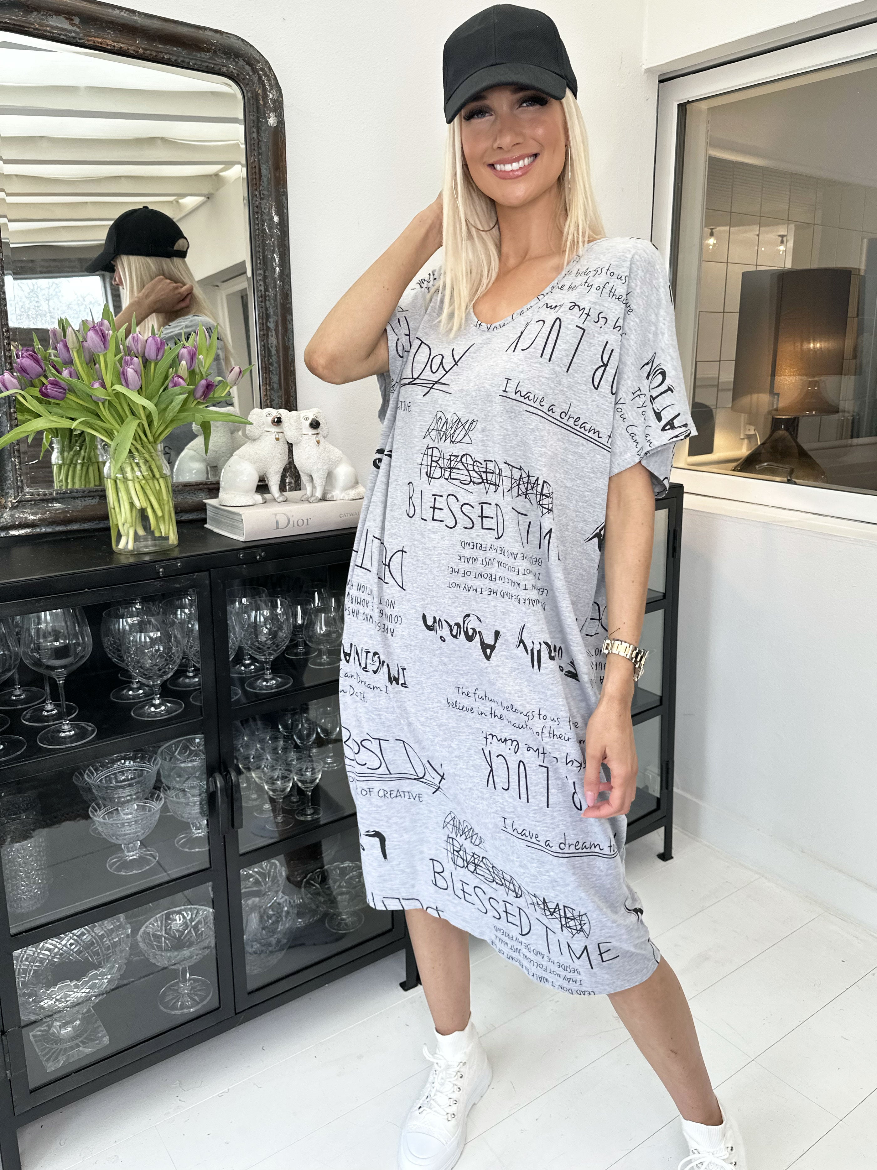 Pil - Cool t-shirt klänning med skrift - Black