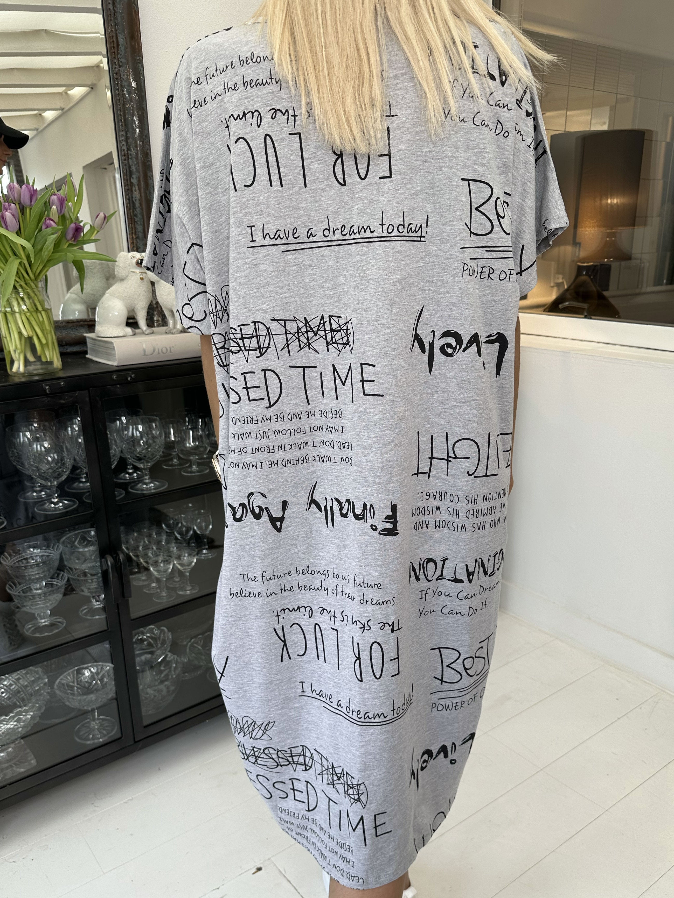 Pil - Cool t-shirt klänning med skrift - Rose