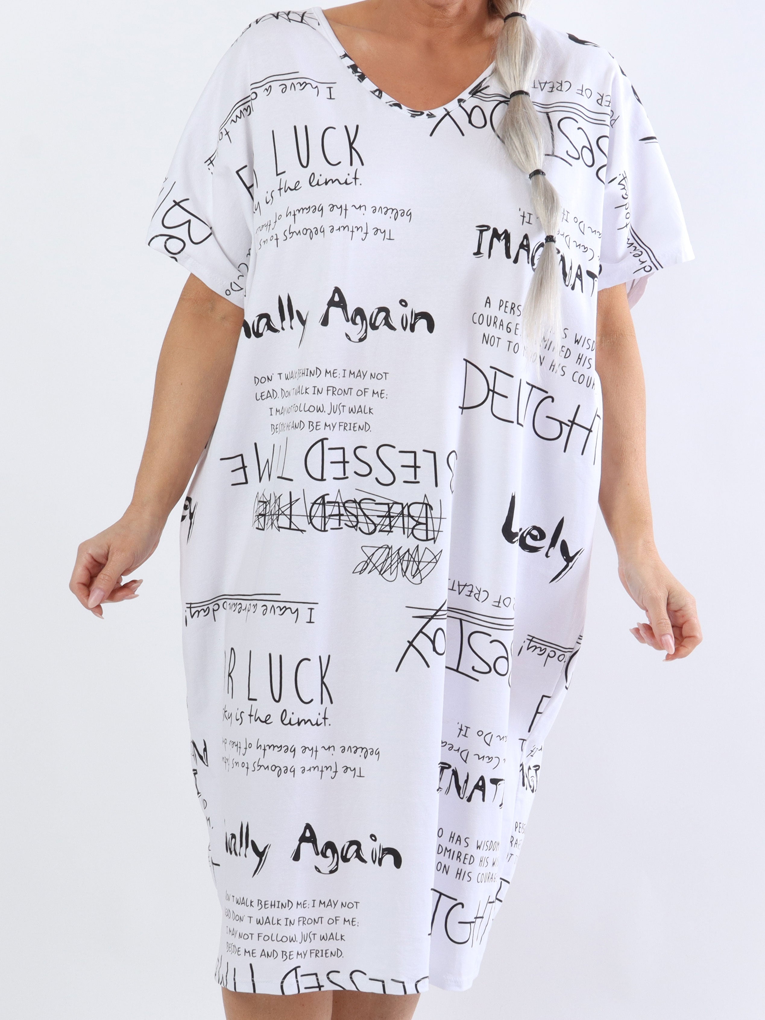 Pil - Plus size t-shirt klänning med skrift i en cool look