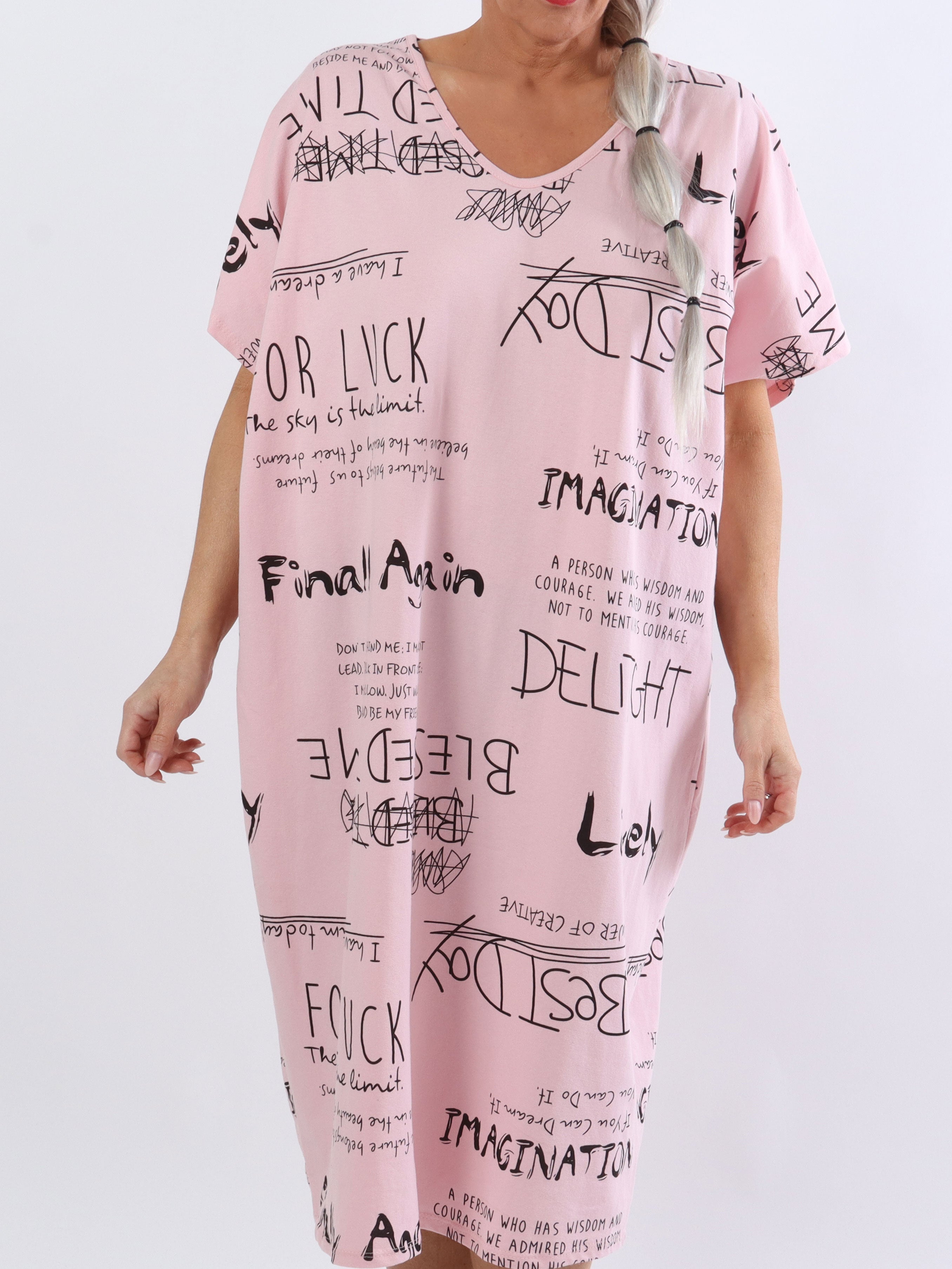 Pil - Plus size t-shirt klänning med skrift i en cool look