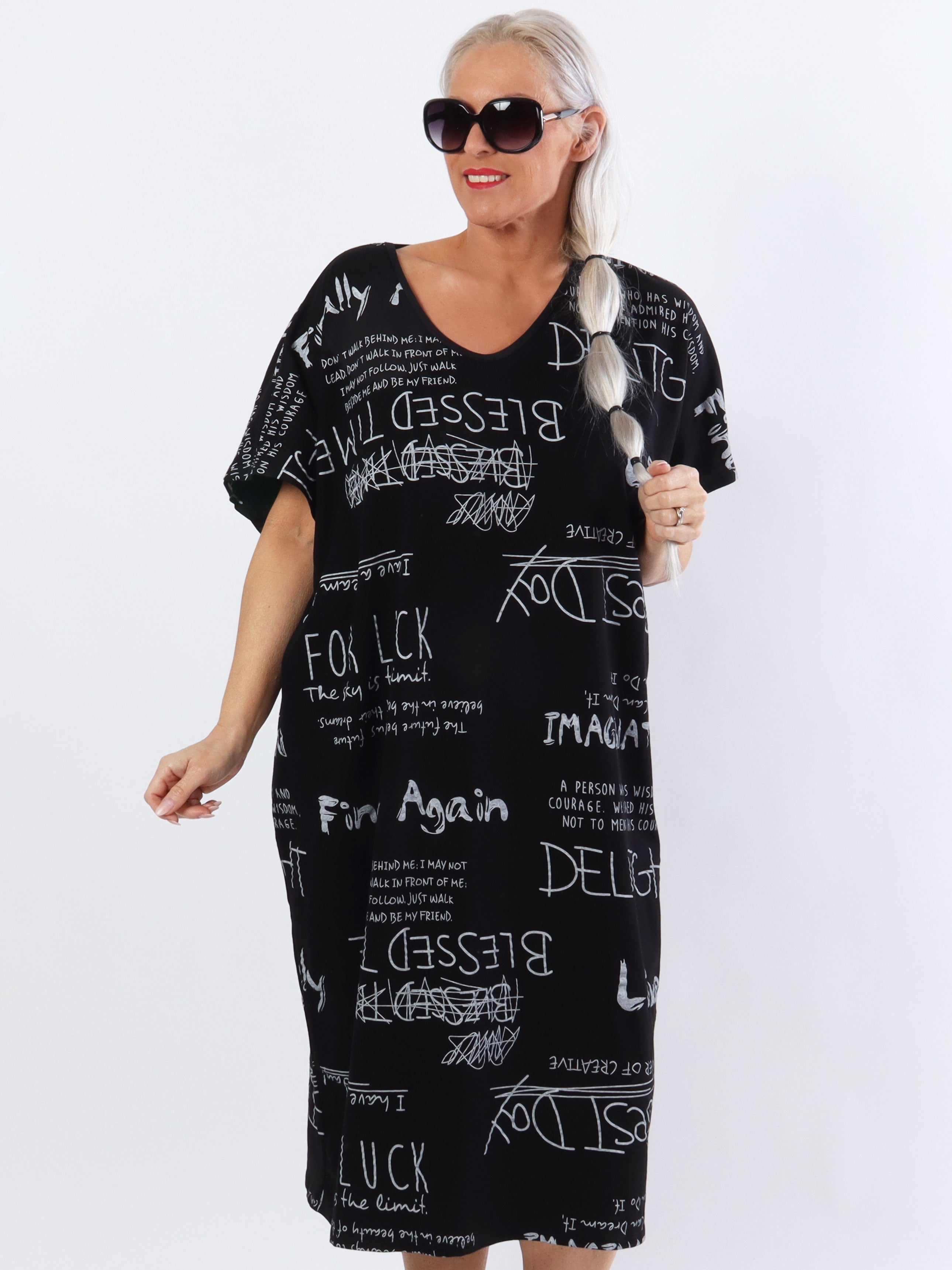 Pil - Plus size t-shirt klänning med skrift i en cool look