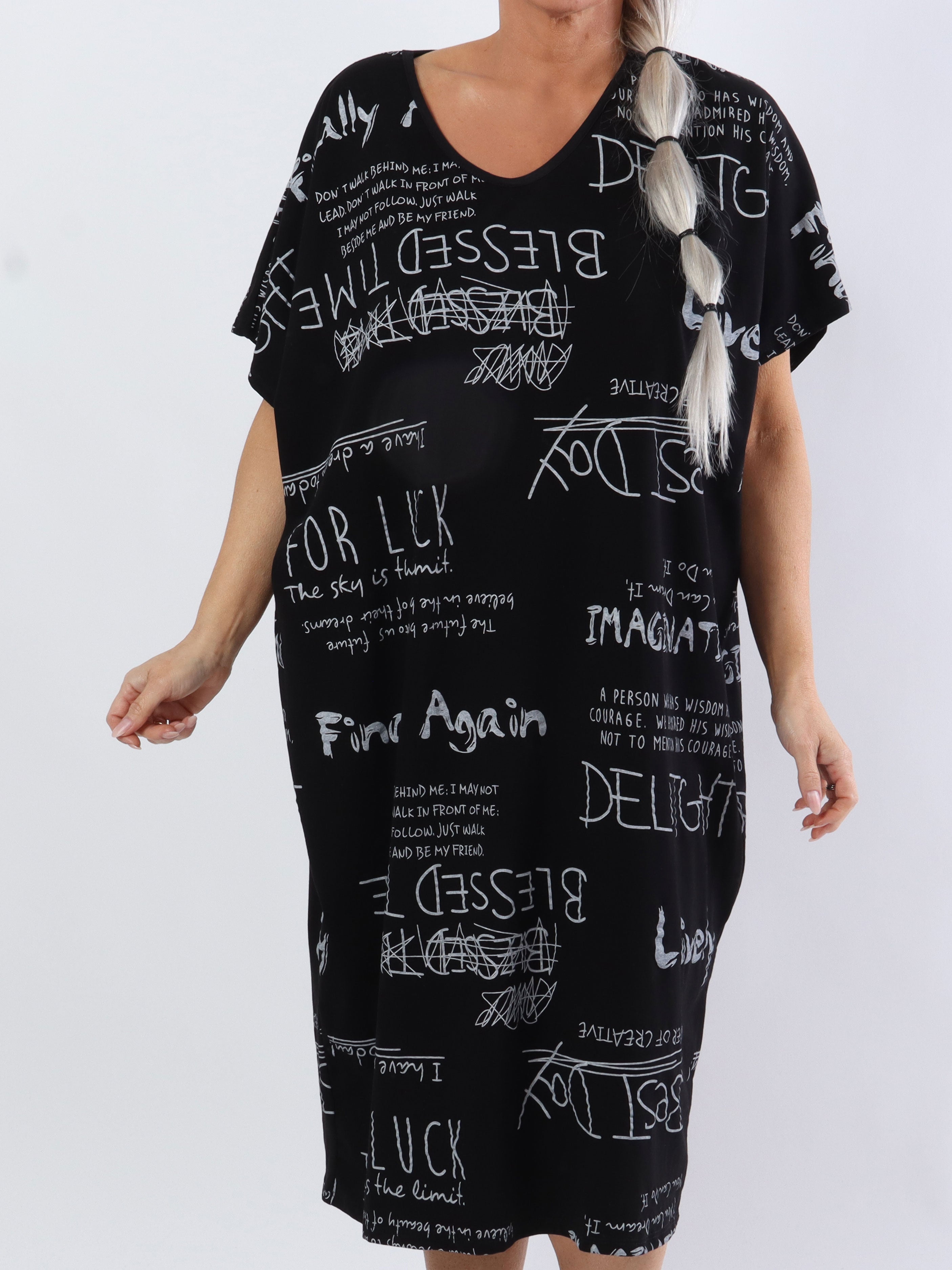 Pil - Plus size t-shirt klänning med skrift i en cool look