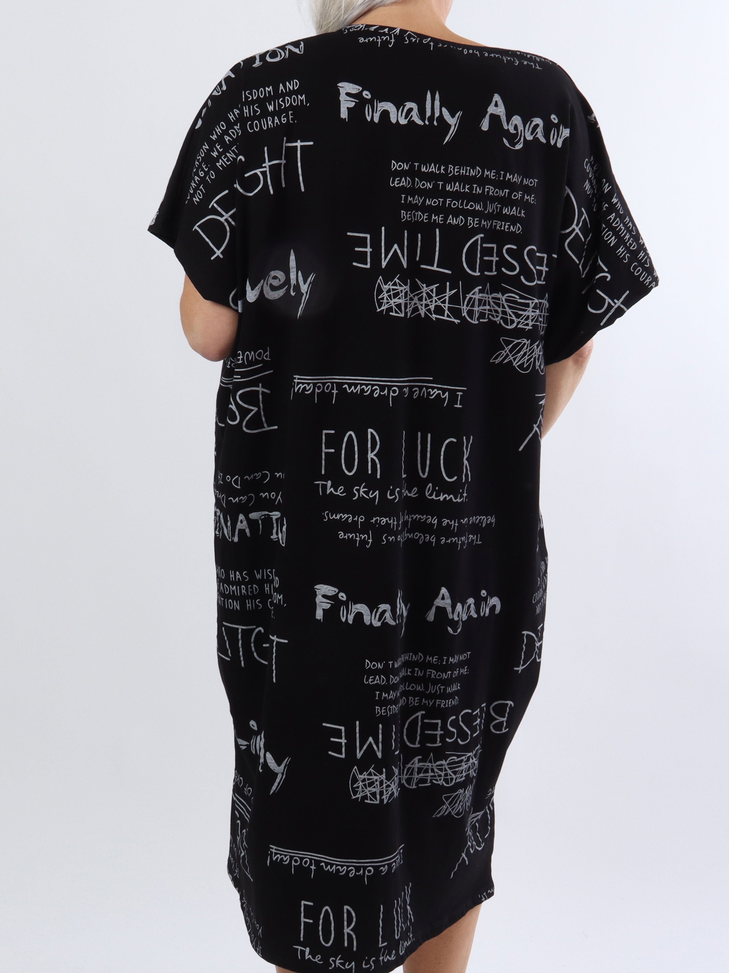 Pil - Plus size t-shirt klänning med skrift i en cool look