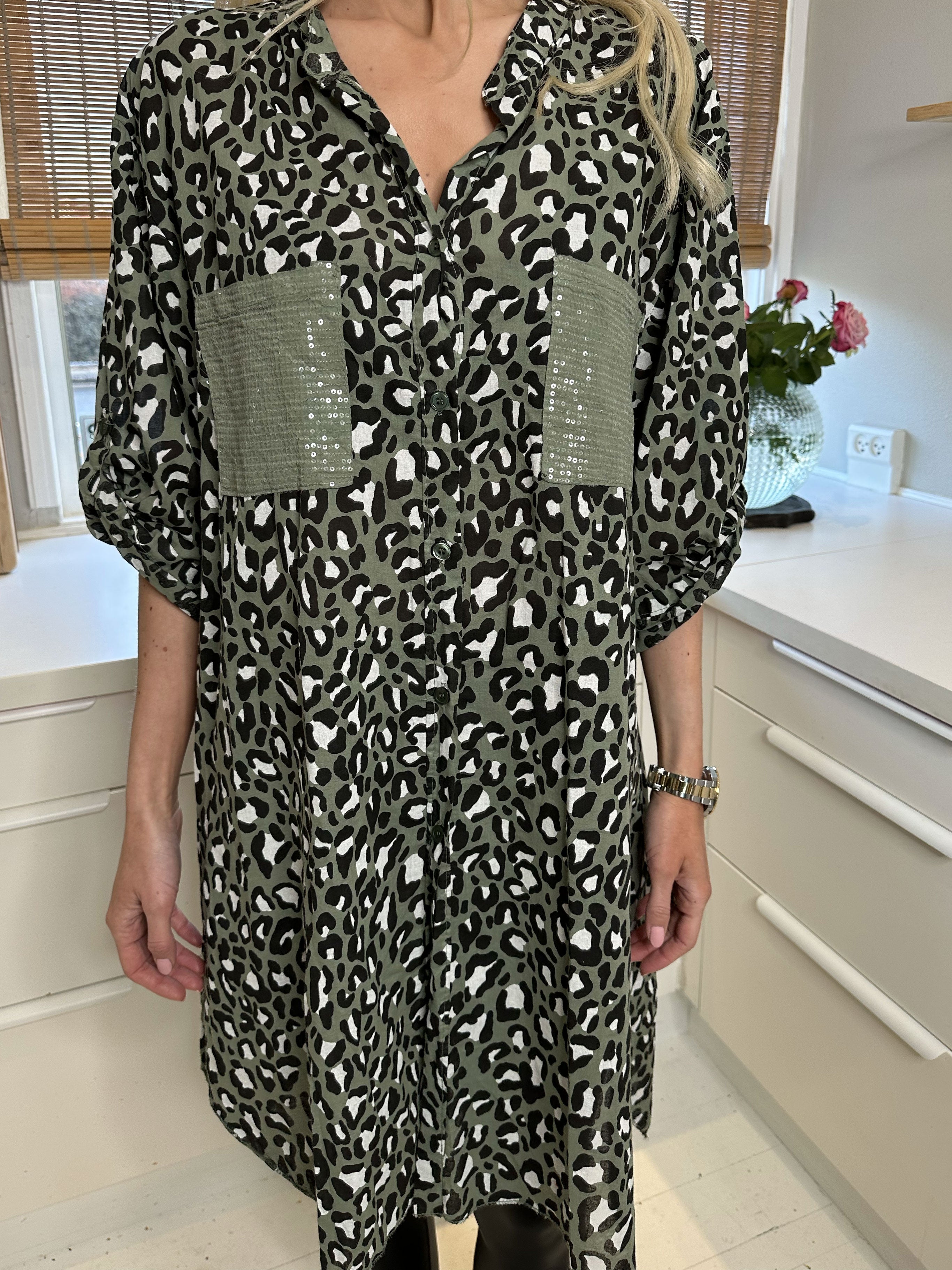 Pina - Leopardskjorta med paljettfickor