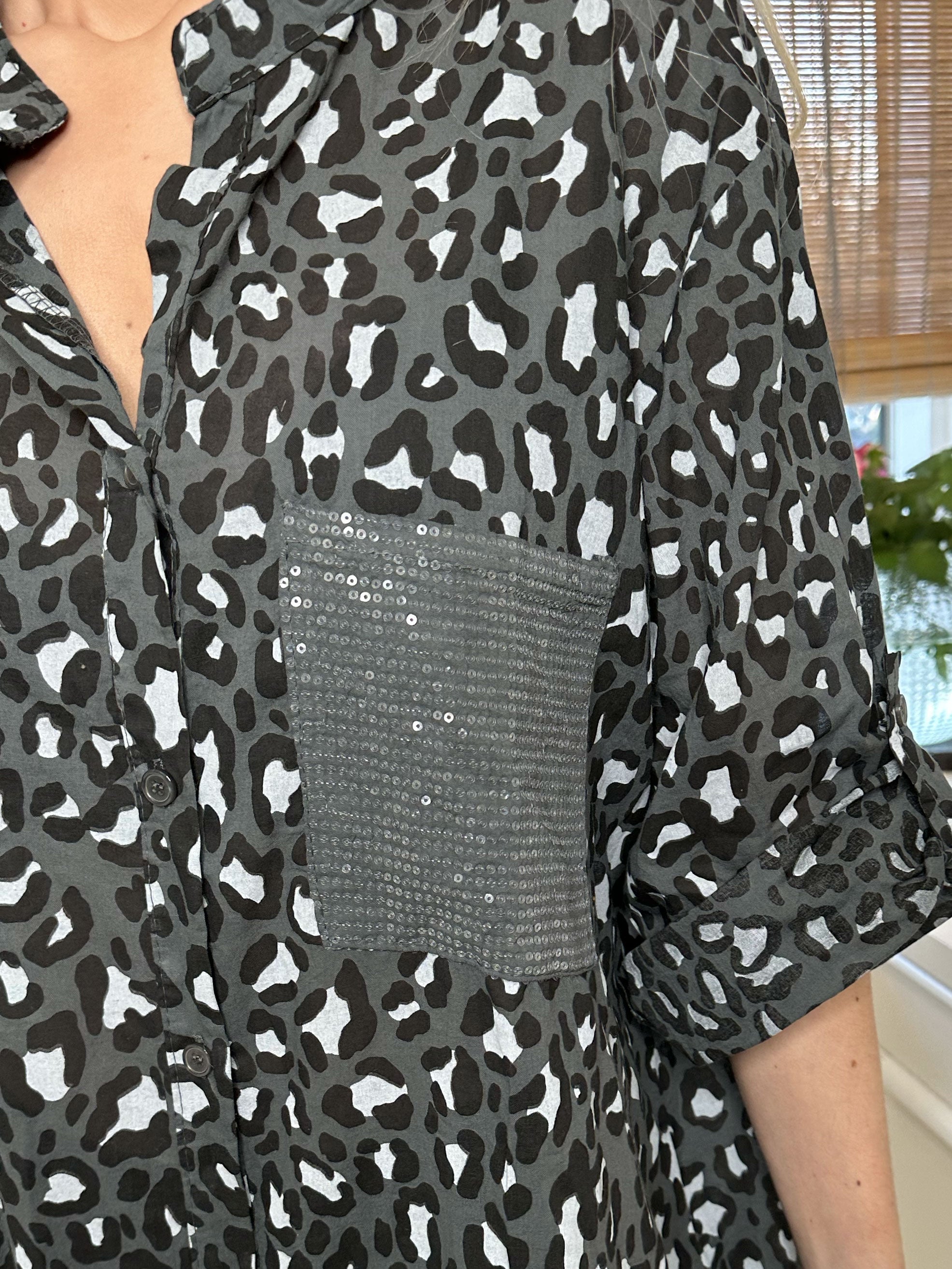 Pina - Leopardskjorta med paljettfickor