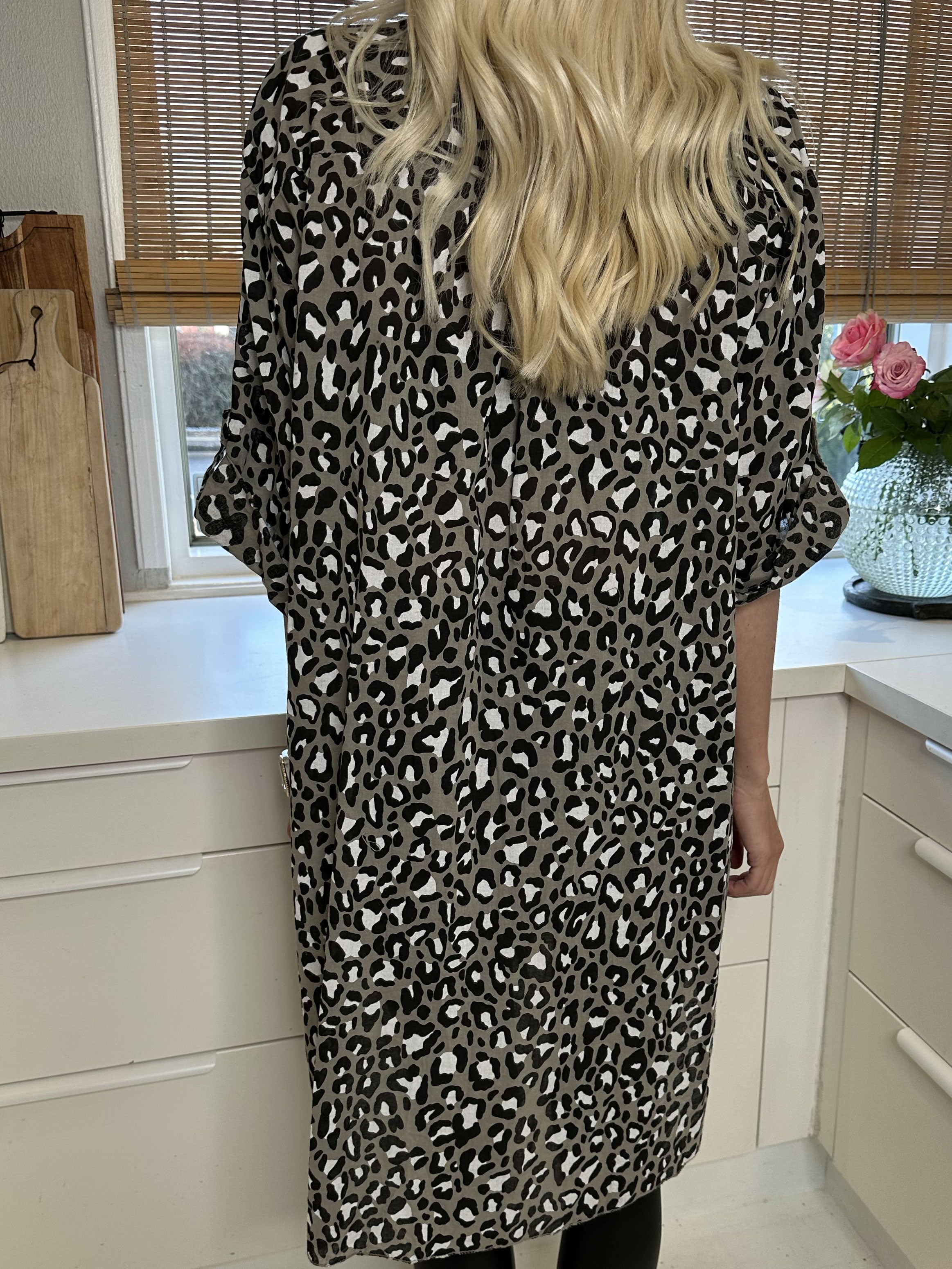 Pina - Leopardskjorta med paljettfickor