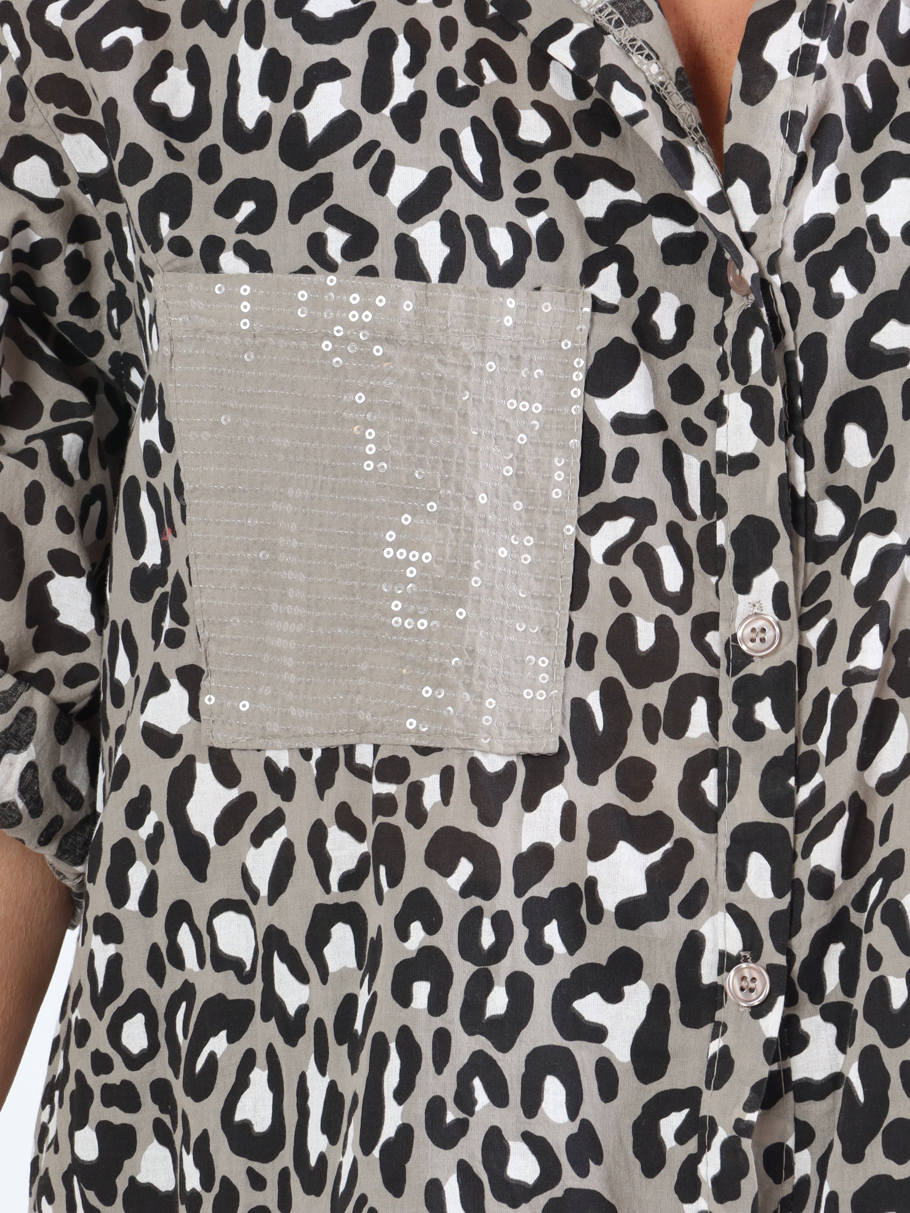Pina - Plus size leopardskjorta med paljettfickor