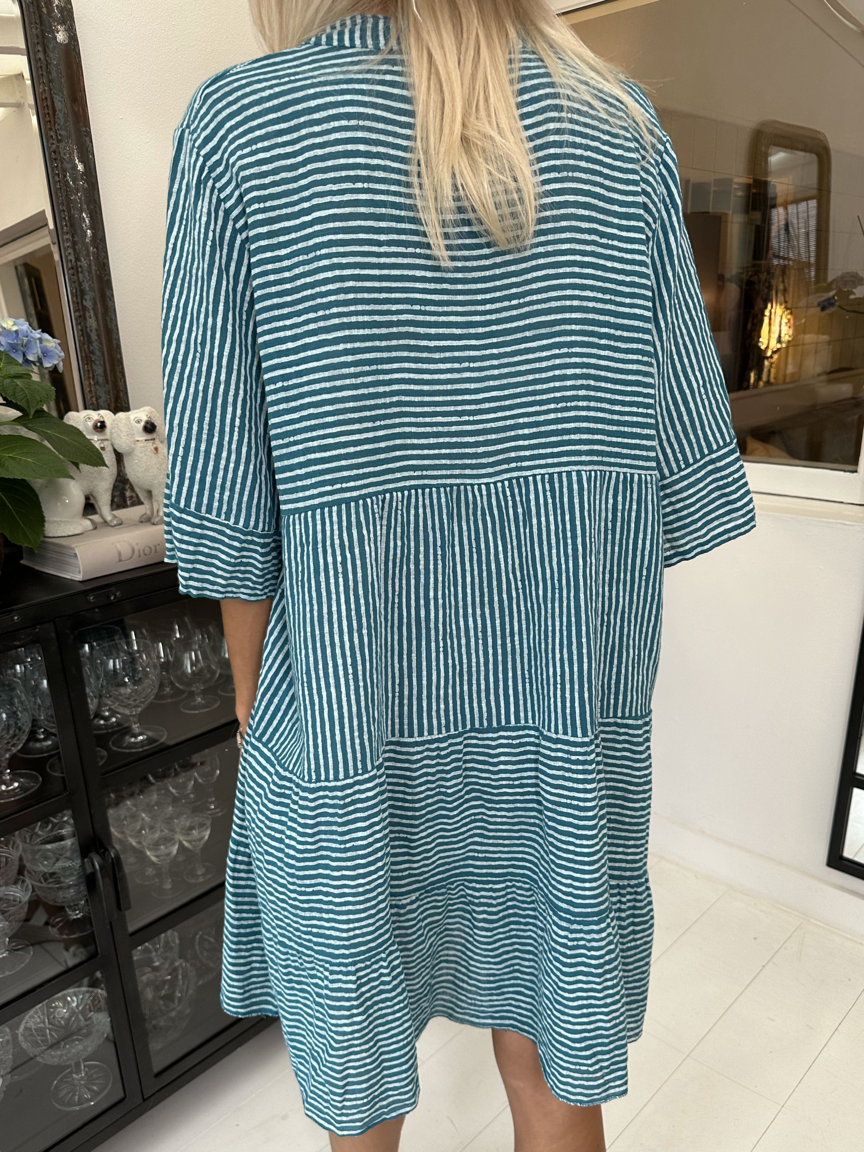 Pola - Söt randig klänning i en lagerformad look - Blue