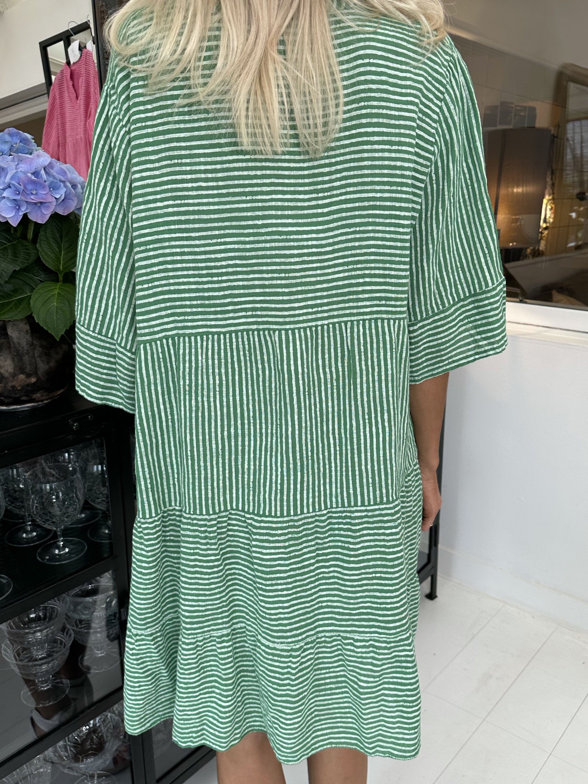 Pola - Söt randig klänning i en lagerformad look