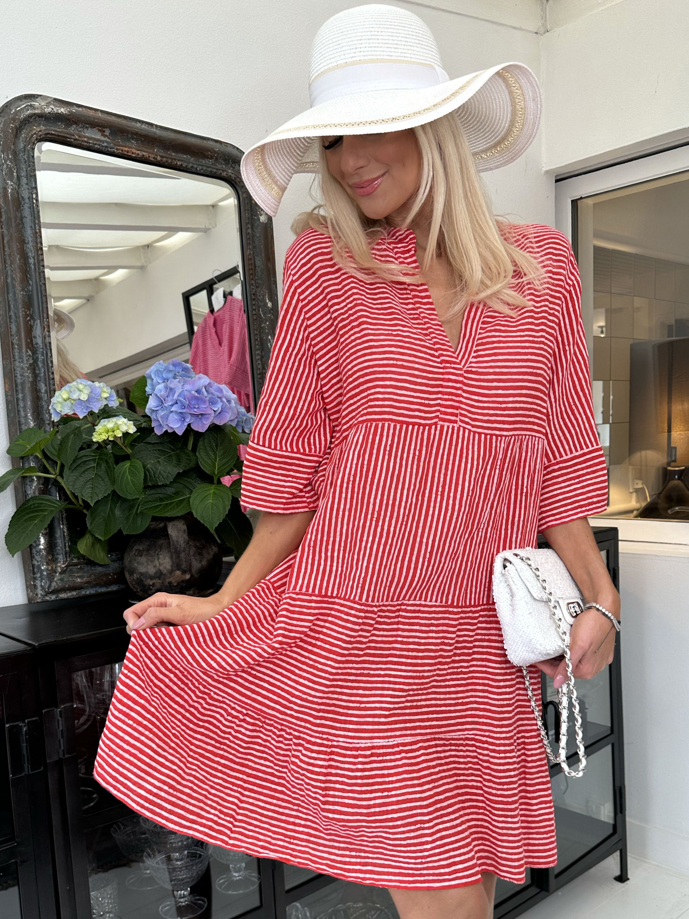 Pola - Söt randig klänning i en lagerformad look