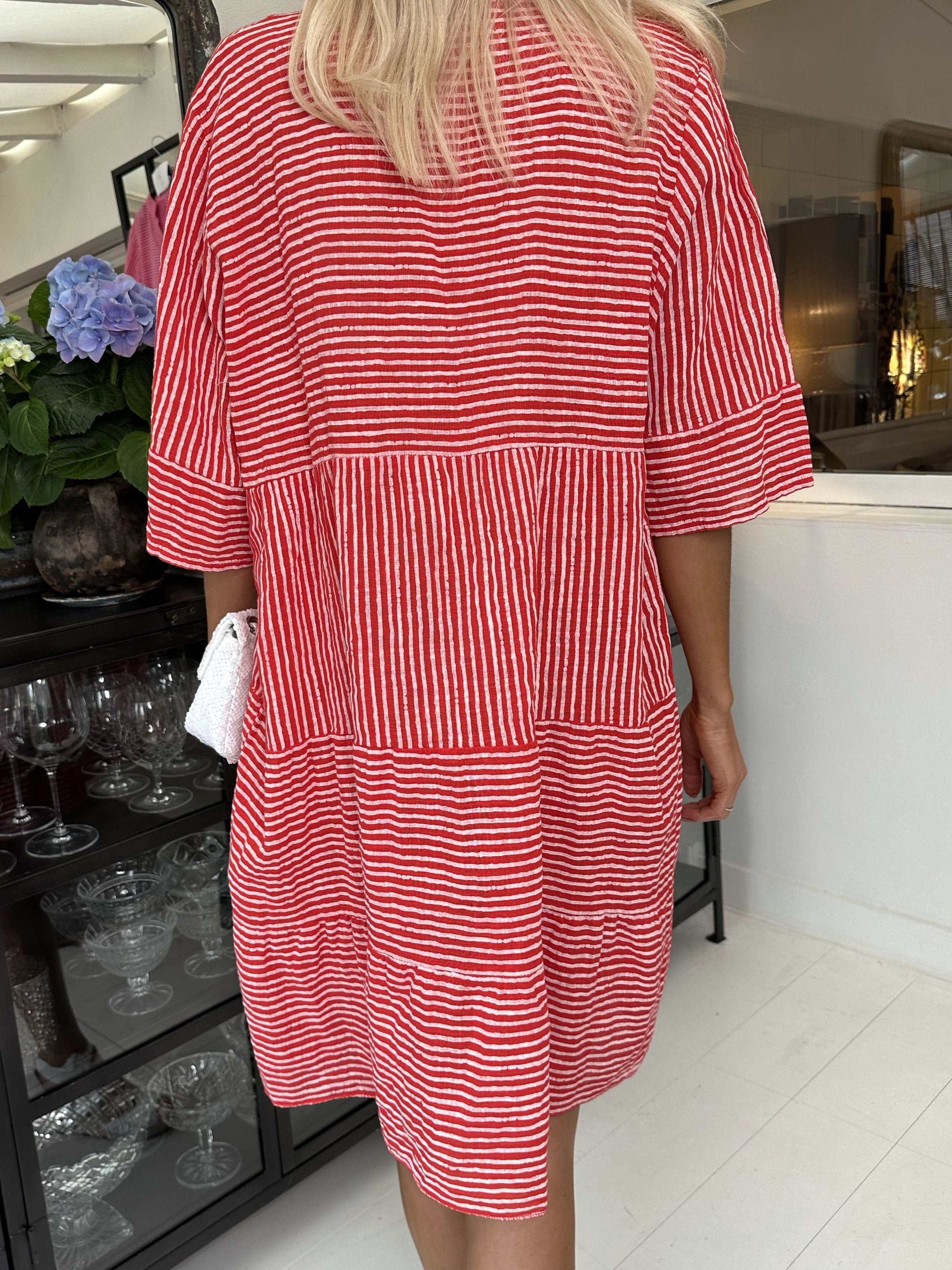 Pola - Söt randig klänning i en lagerformad look