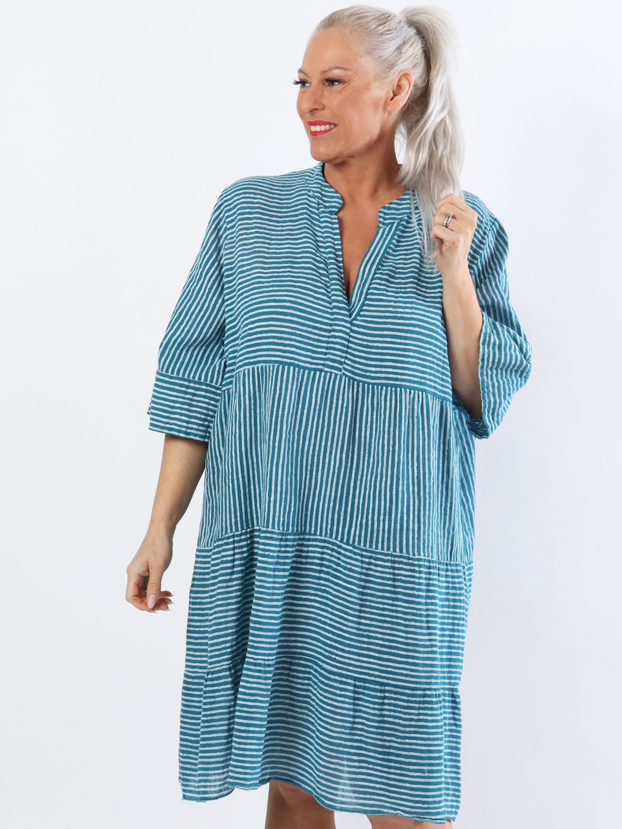 Pola - Söt randig plus size-klänning i lagerform - Green