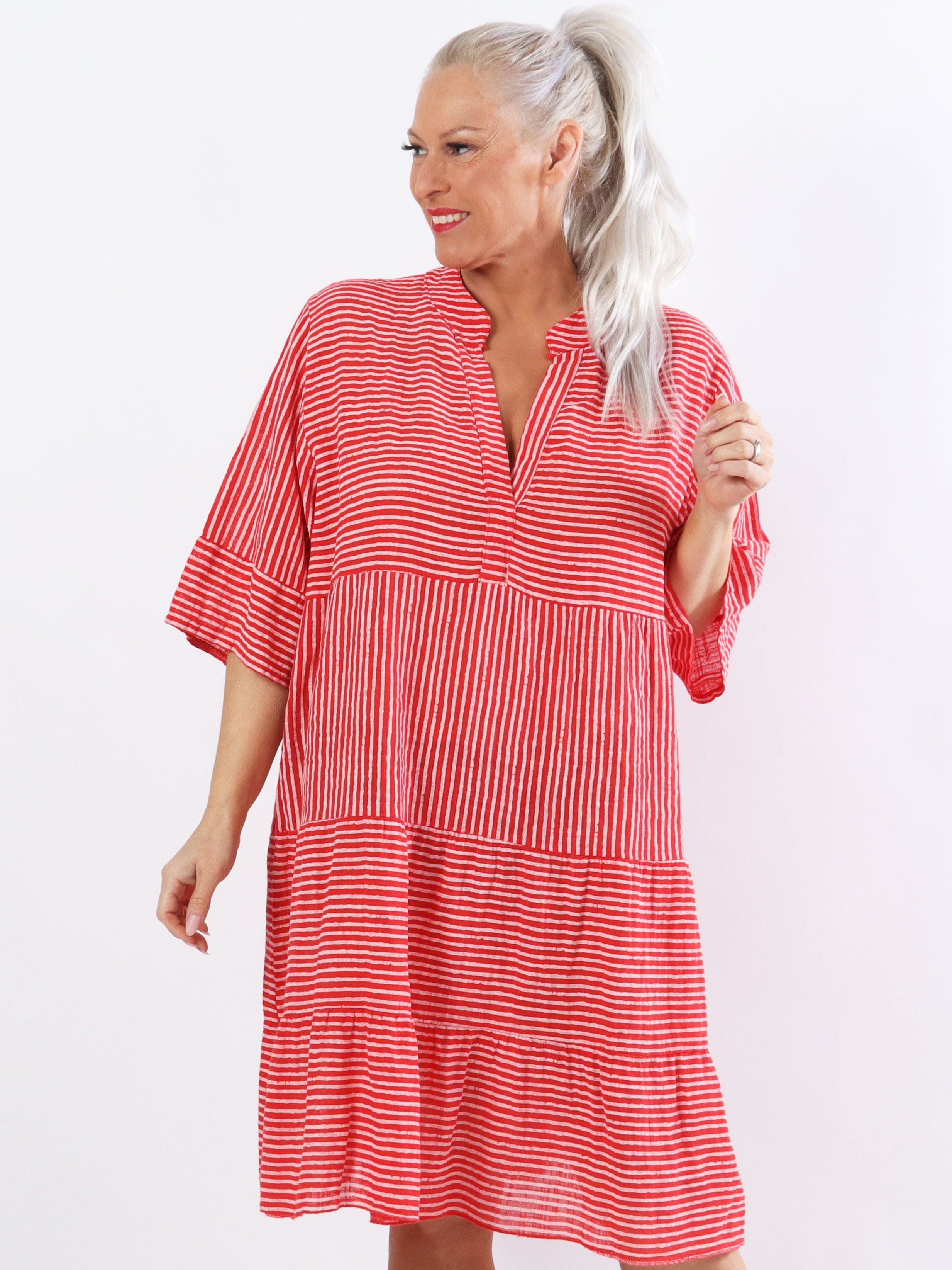 Pola - Söt randig plus size-klänning i lagerform