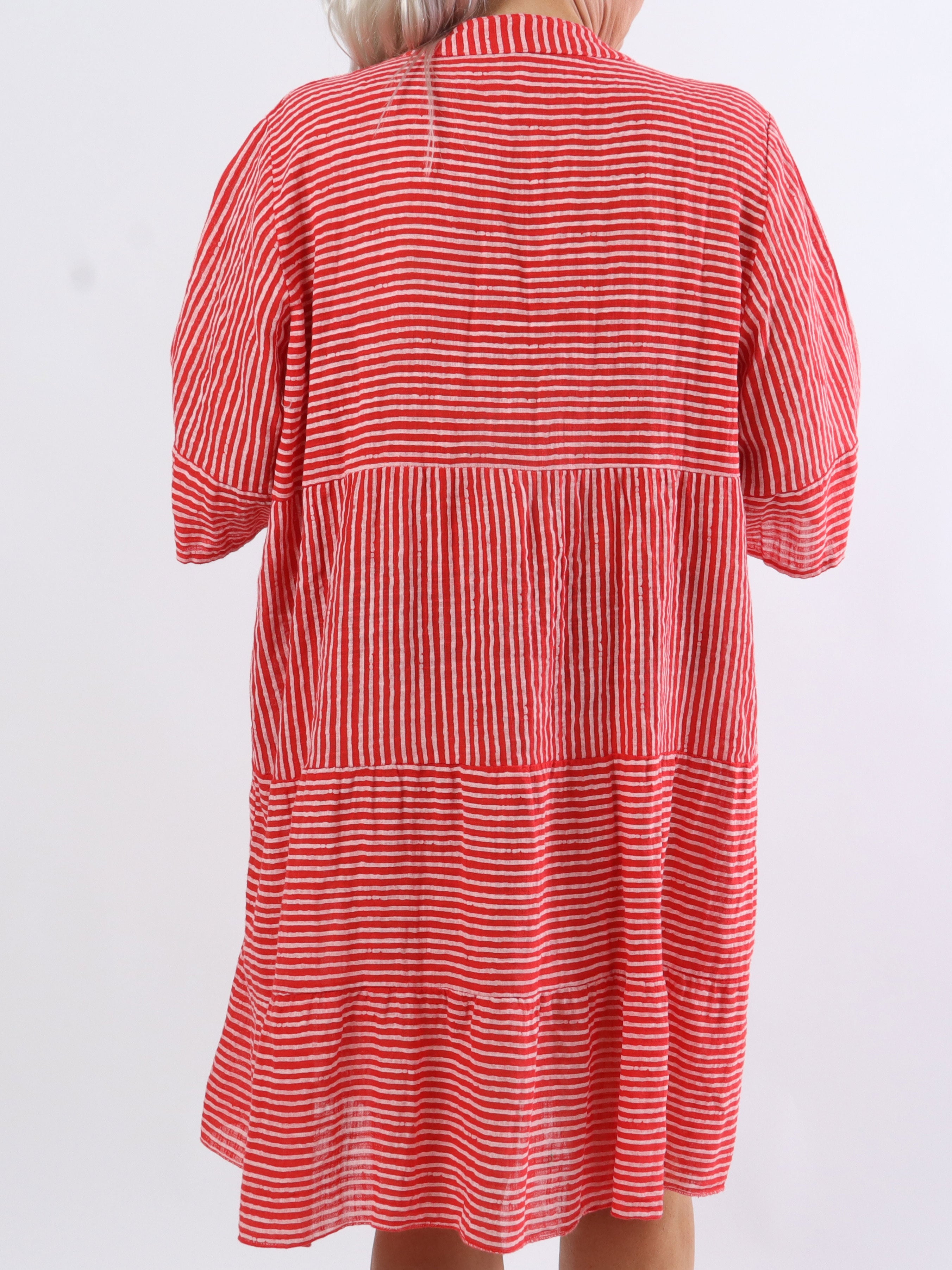 Pola - Söt randig plus size-klänning i lagerform