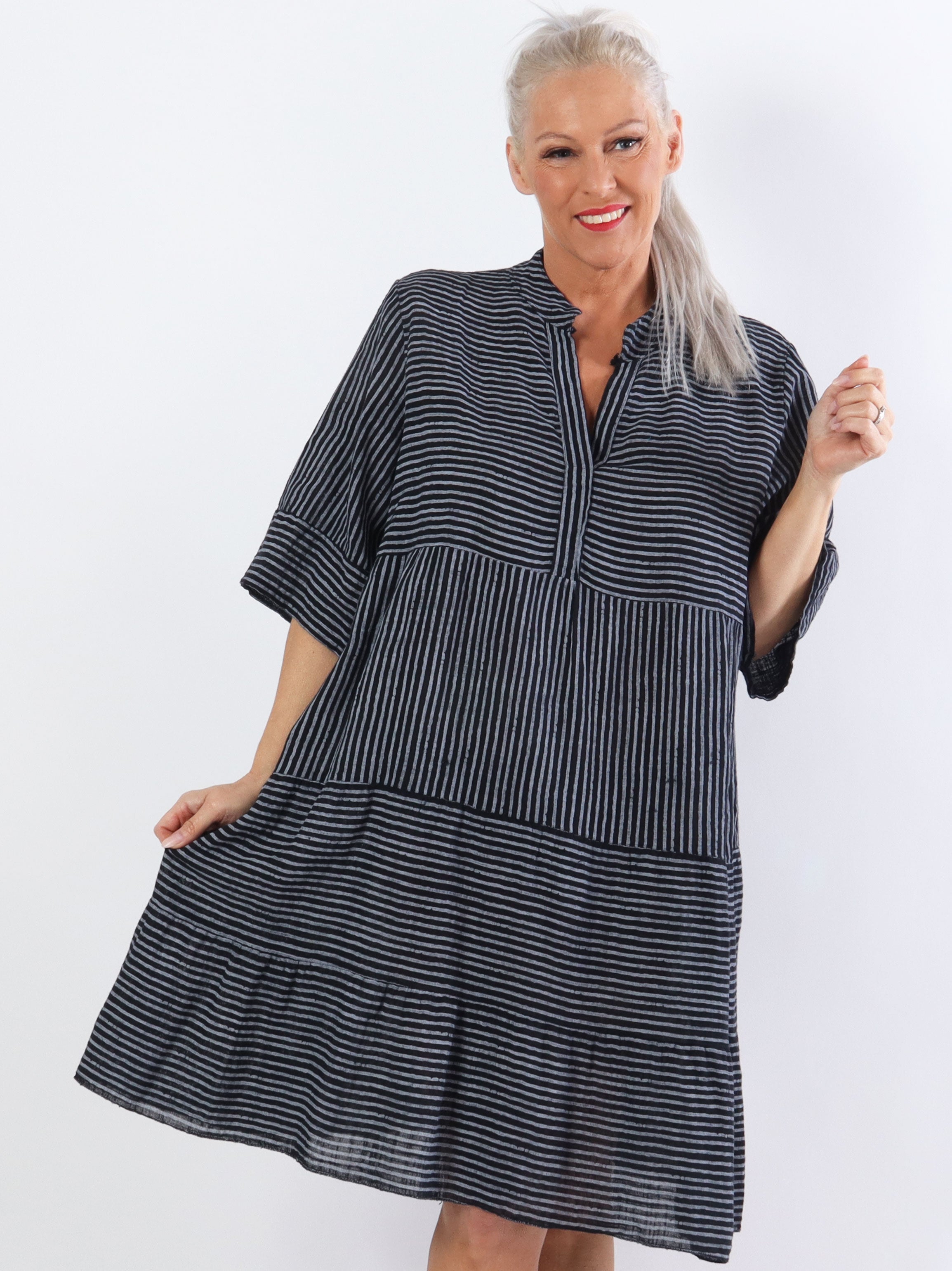 Pola - Söt randig plus size-klänning i lagerform