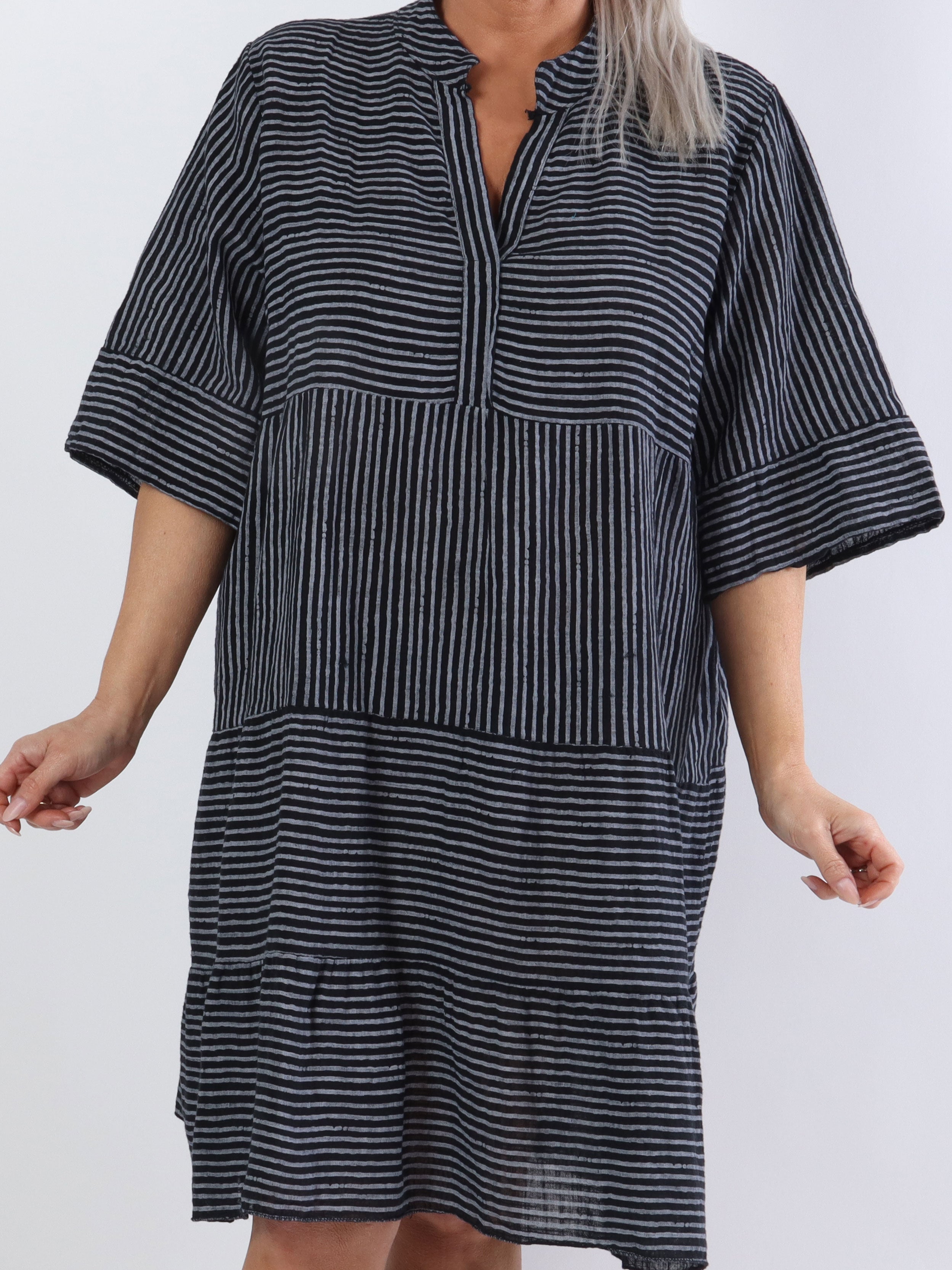 Pola - Söt randig plus size-klänning i lagerform