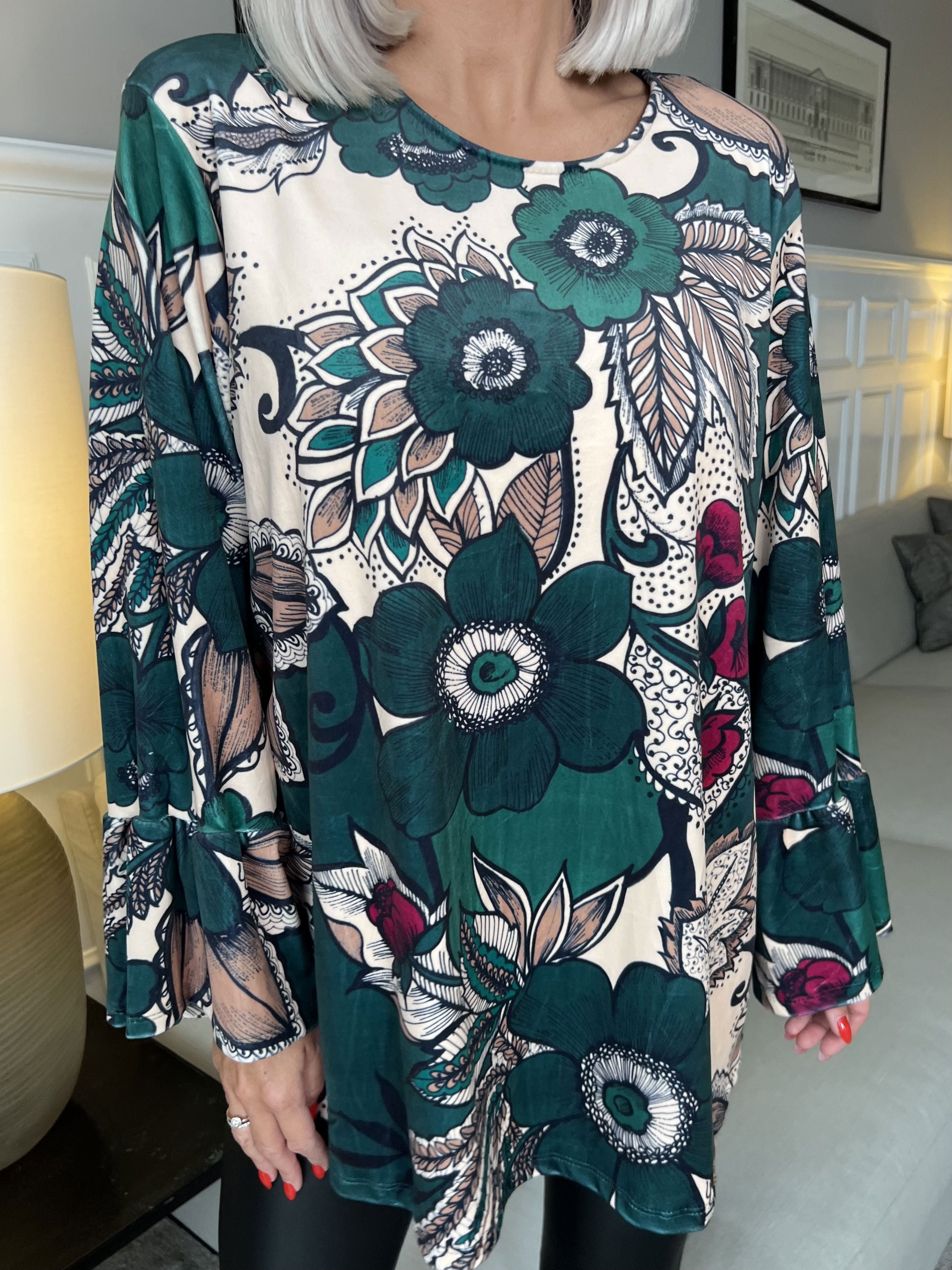 Romana - Mjuk blus med mönster - Black