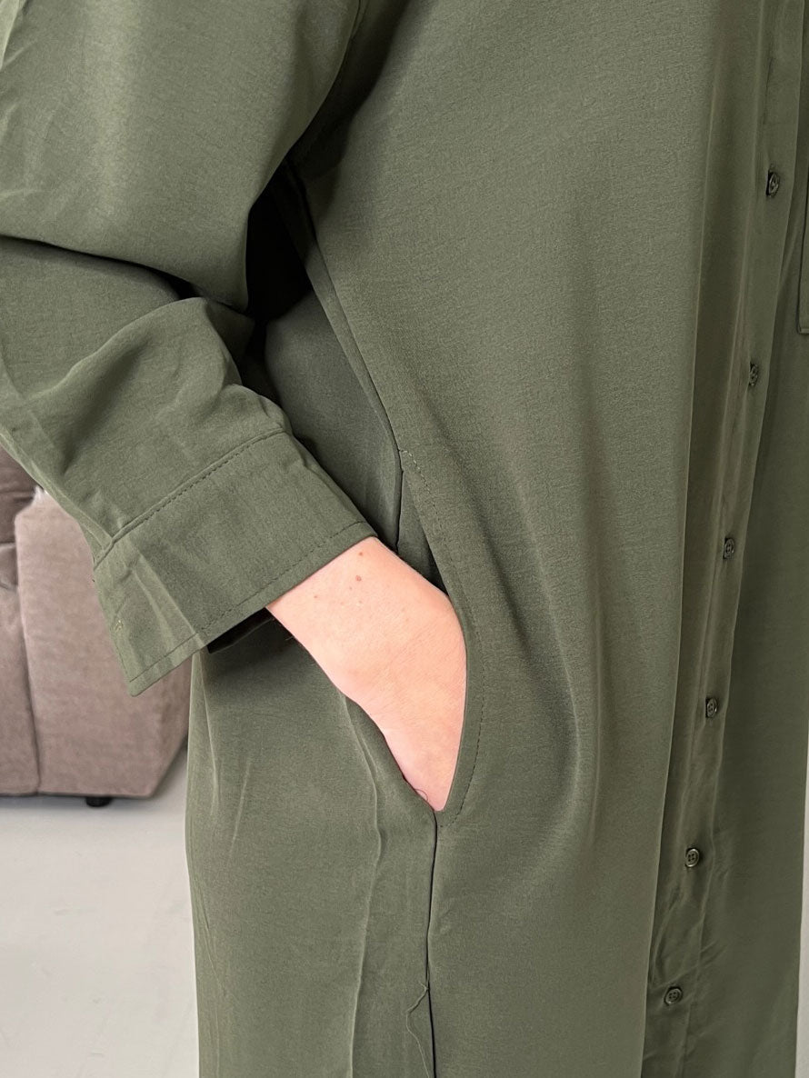 Rosario - Lång skjortklänning i lös passform - Army