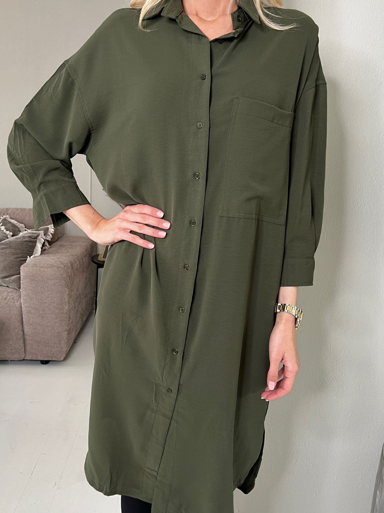 Rosario - Lång skjortklänning i lös passform - Army