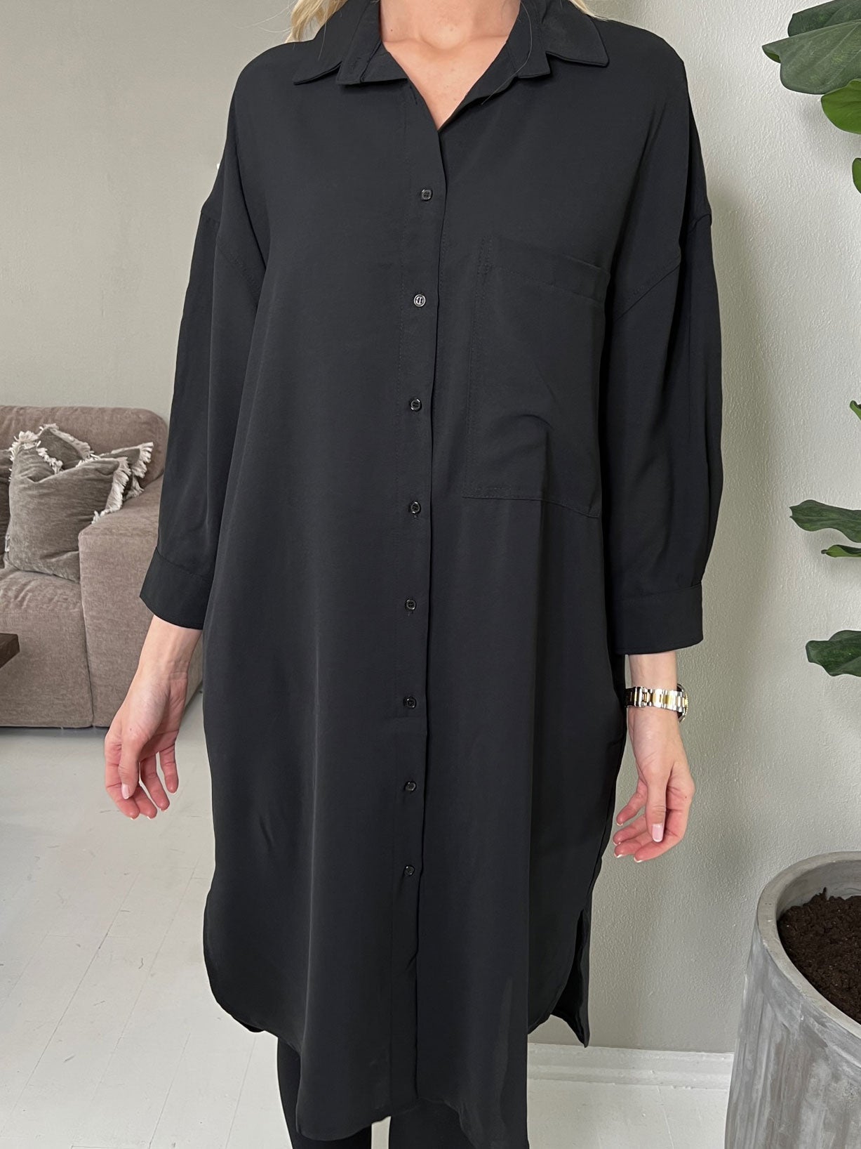 Rosario - Lång skjortklänning i lös passform - Black