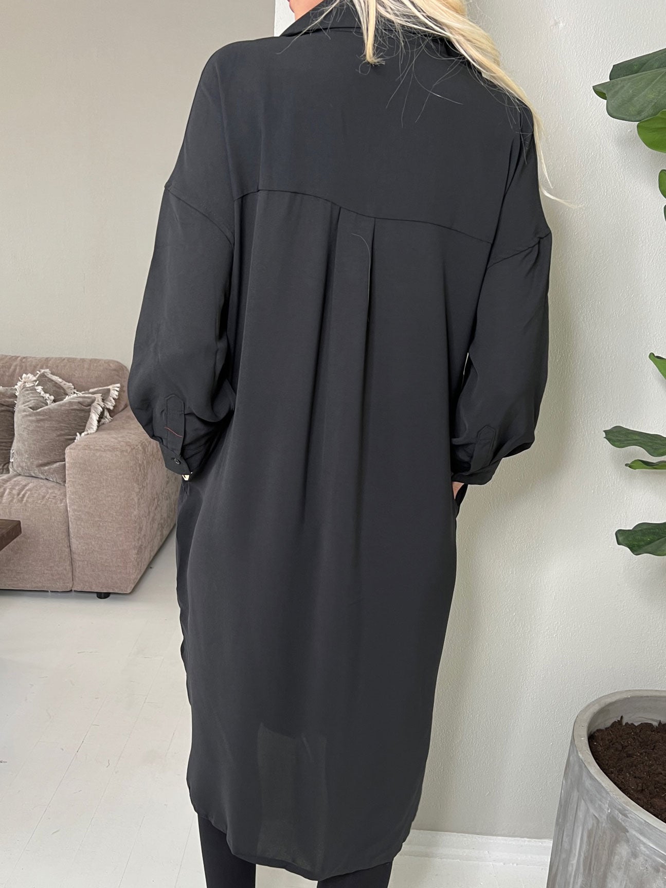 Rosario - Lång skjortklänning i lös passform - Black