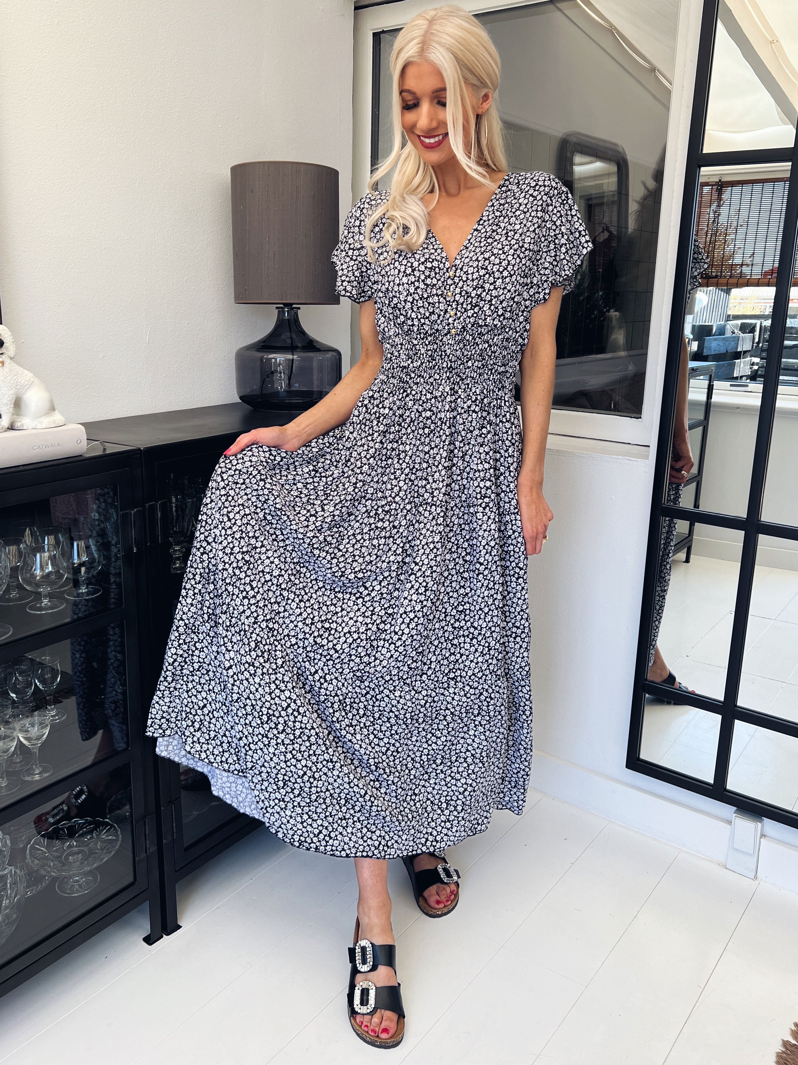 Saline - Beige sommerkjole med farverige blomster